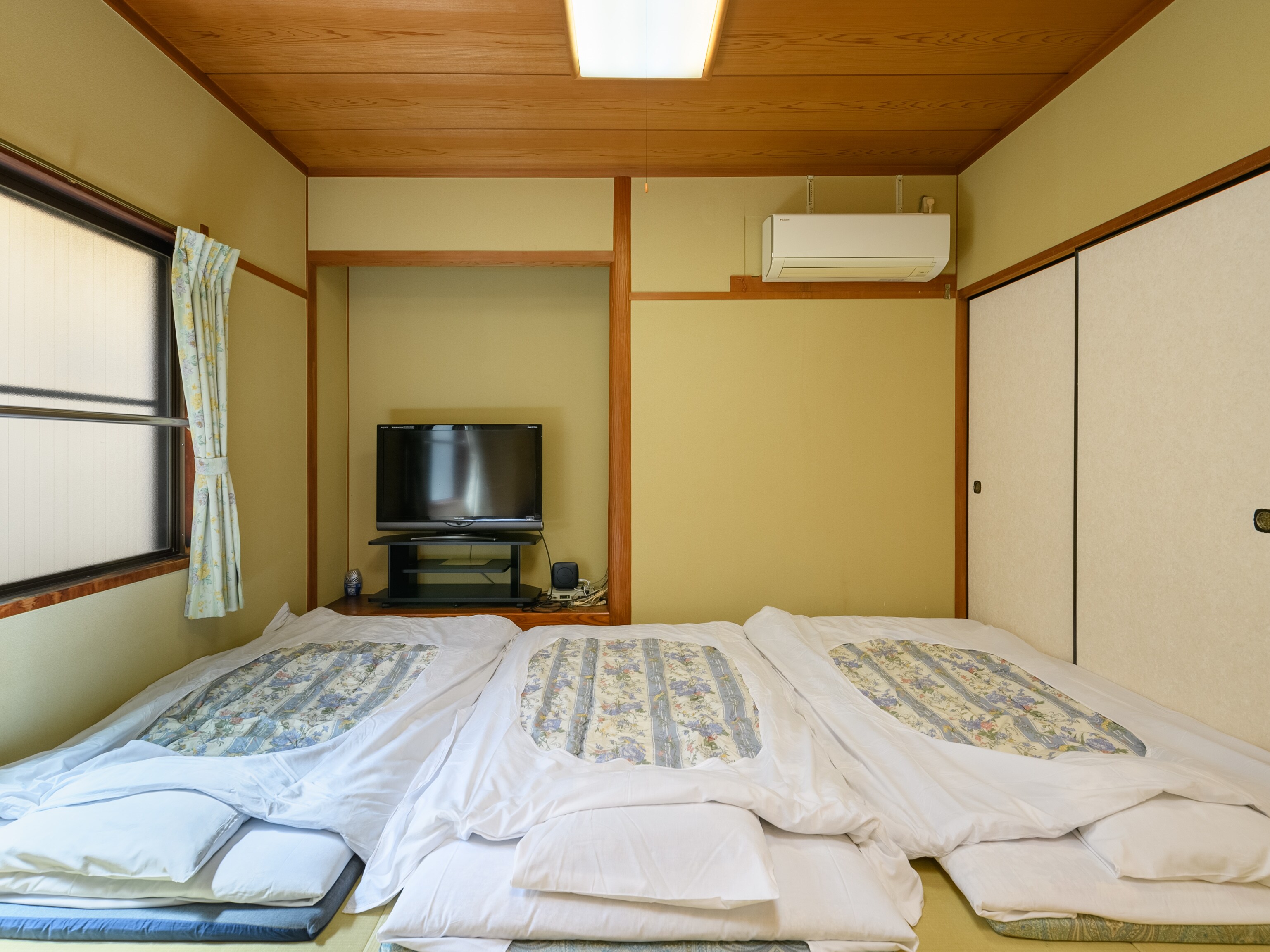 [Smoking] Japanese-style room for 1 to 6 people (shared bath and toilet)