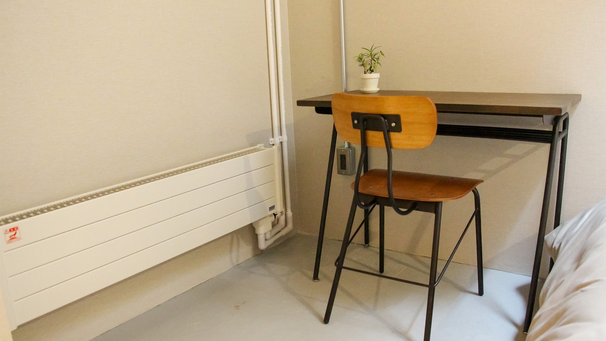 ・ [Private room twin Montbeliarde] Fully equipped with work desk and chair