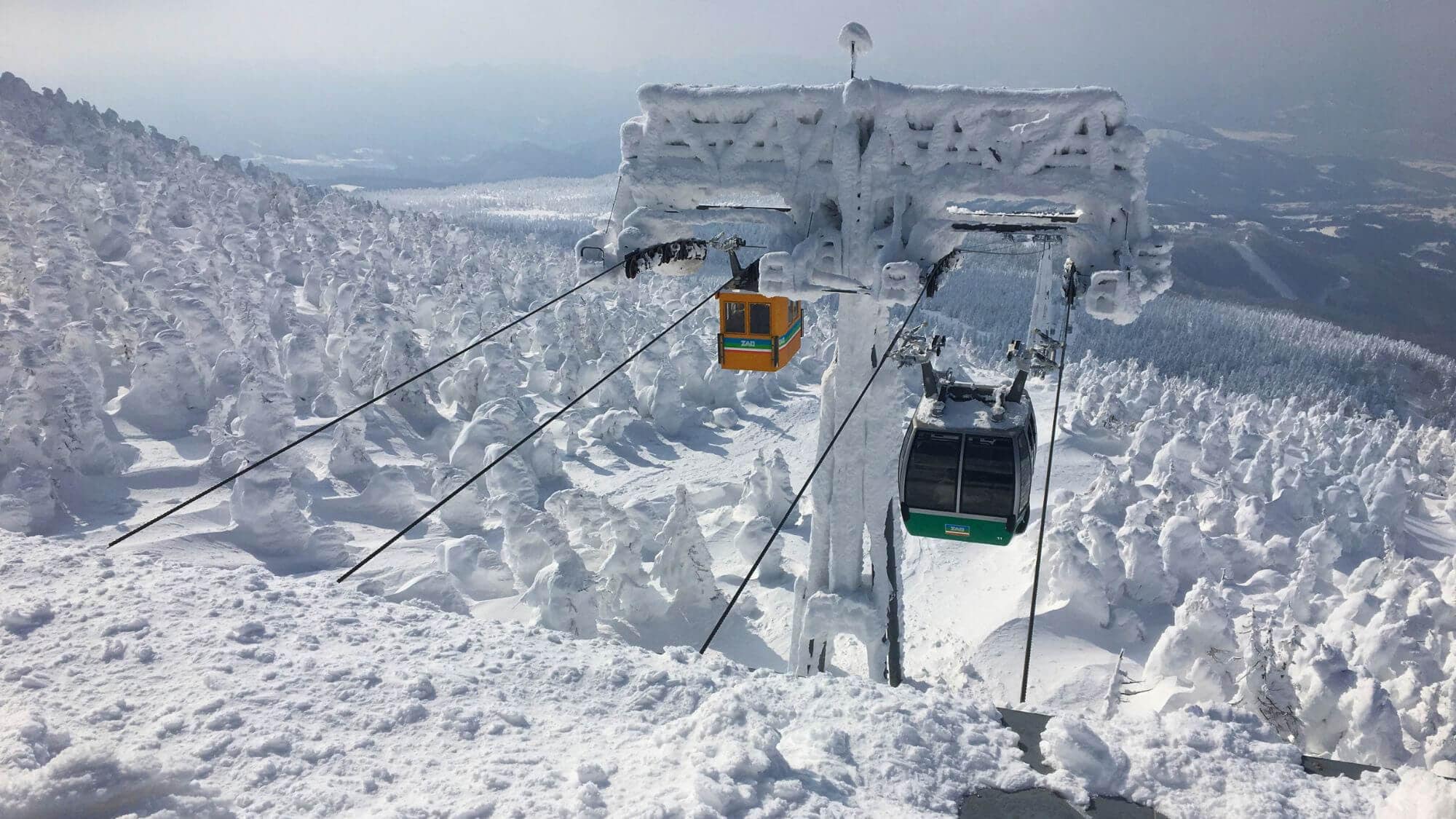 เพลิดเพลินกับการเล่นสกีและสโนว์บอร์ดบนทางลาดที่อยู่ห่างออกไปเพียง 30 วินาที!