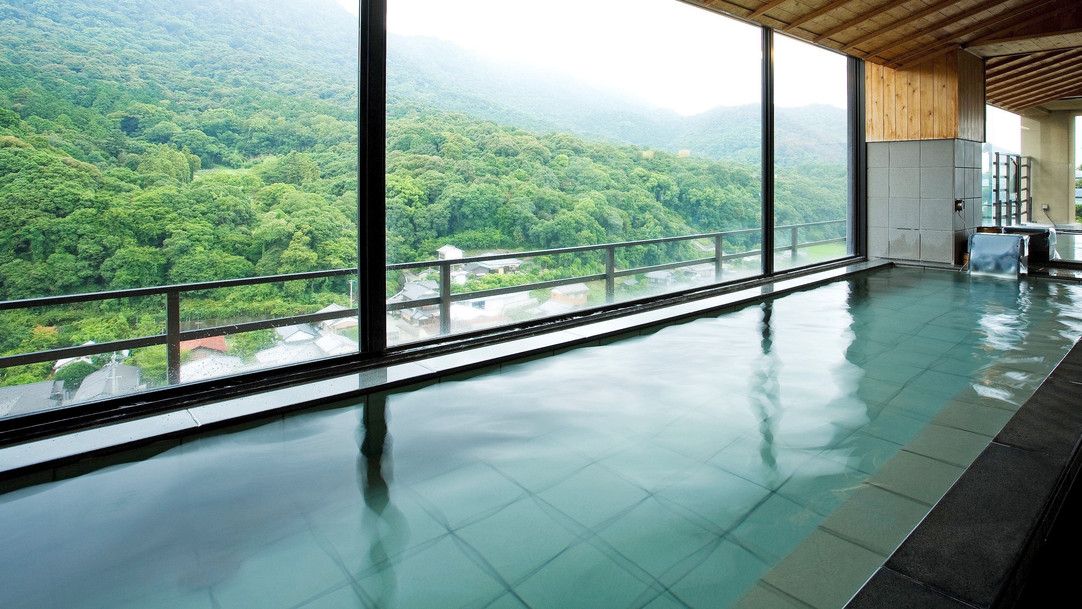 "Yakumo no Yu" observation bath exclusively for guests staying at Hitenkan Indoor bath, men