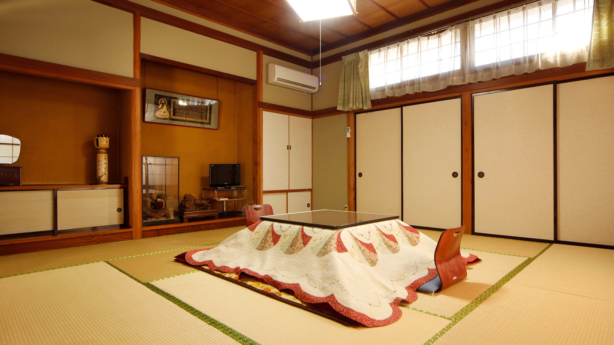 Guest room: Japanese-style room. In winter, the room will be equipped with a kotatsu. The room is separated by a sliding door. Thank you for your understanding.