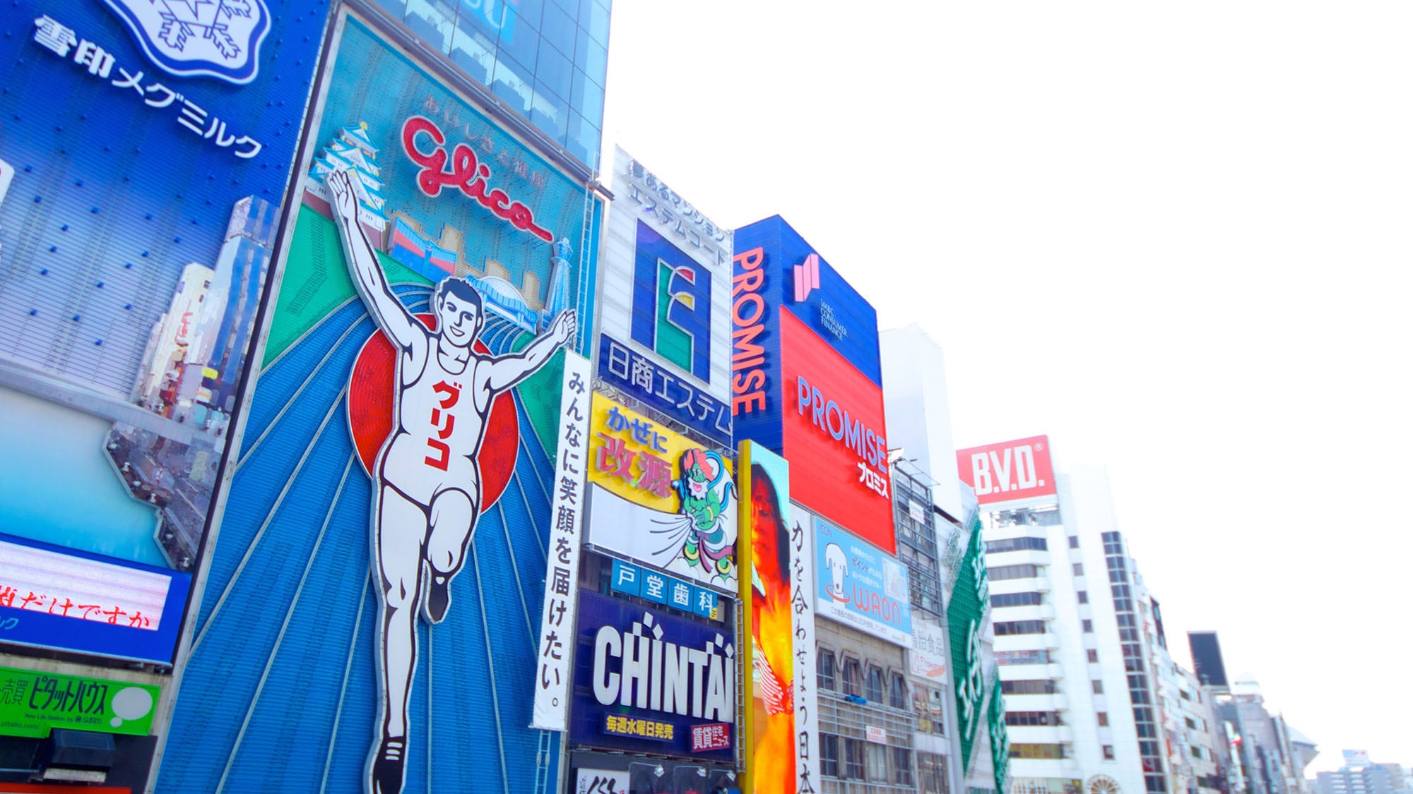 ・[Sightseeing in Osaka] Dotonbori, the downtown area of Osaka Minami. Crowded with locals and tourists