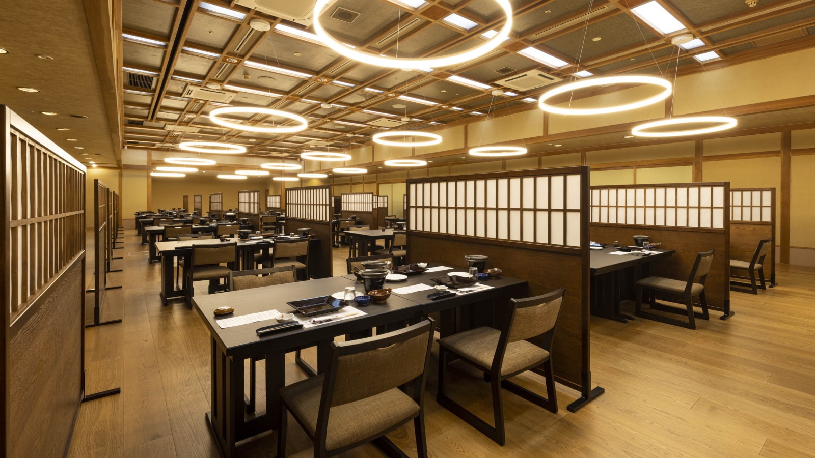 ※【用餐區範例】 可以在桌椅上用餐的用餐場所。