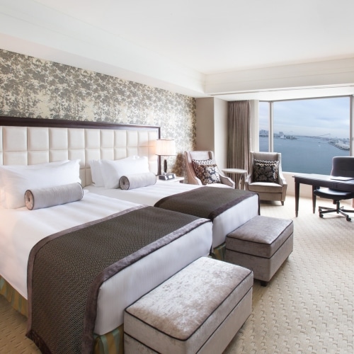 Club floor bay view room (* example)
