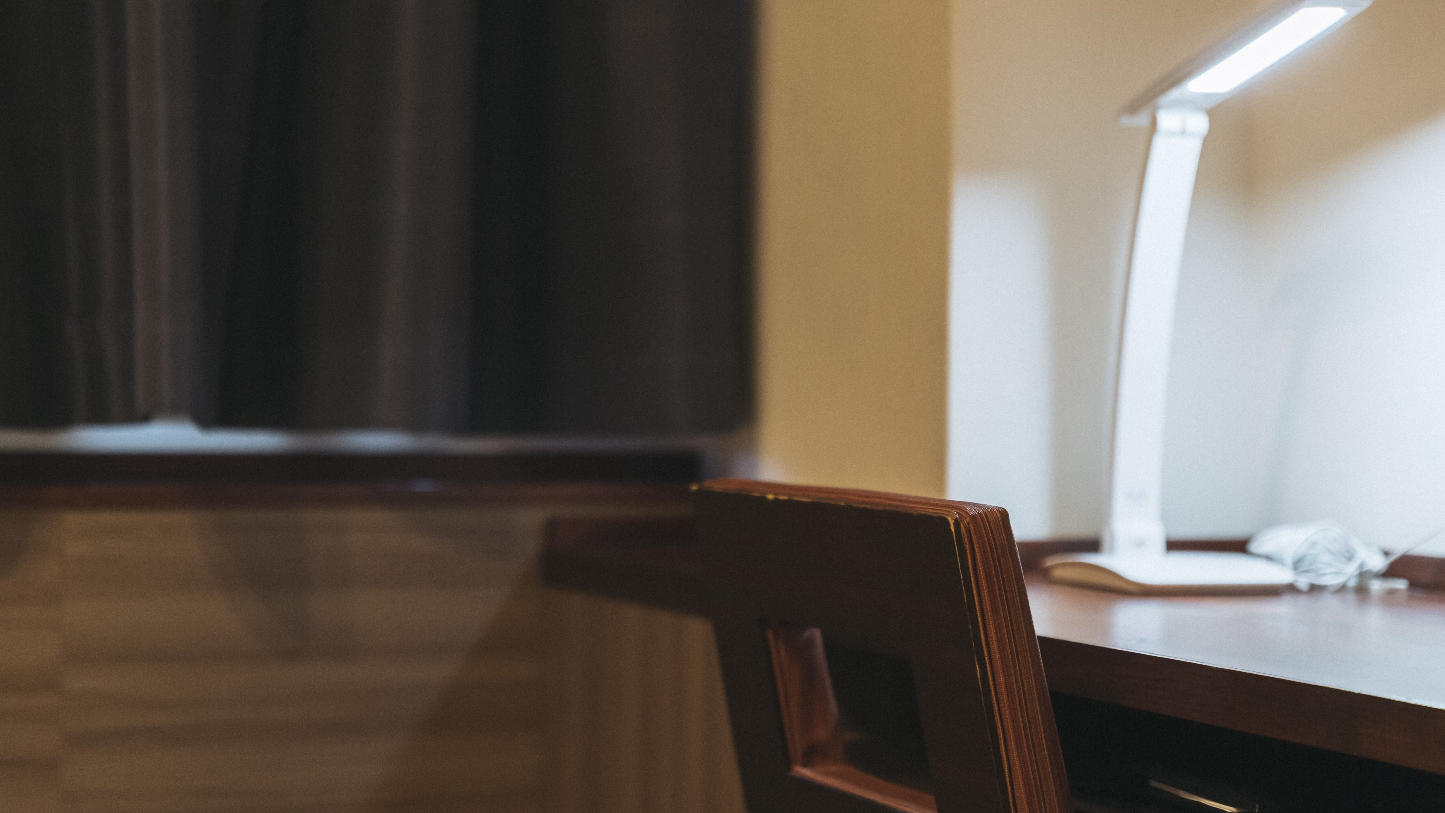 Guest room desk (1)