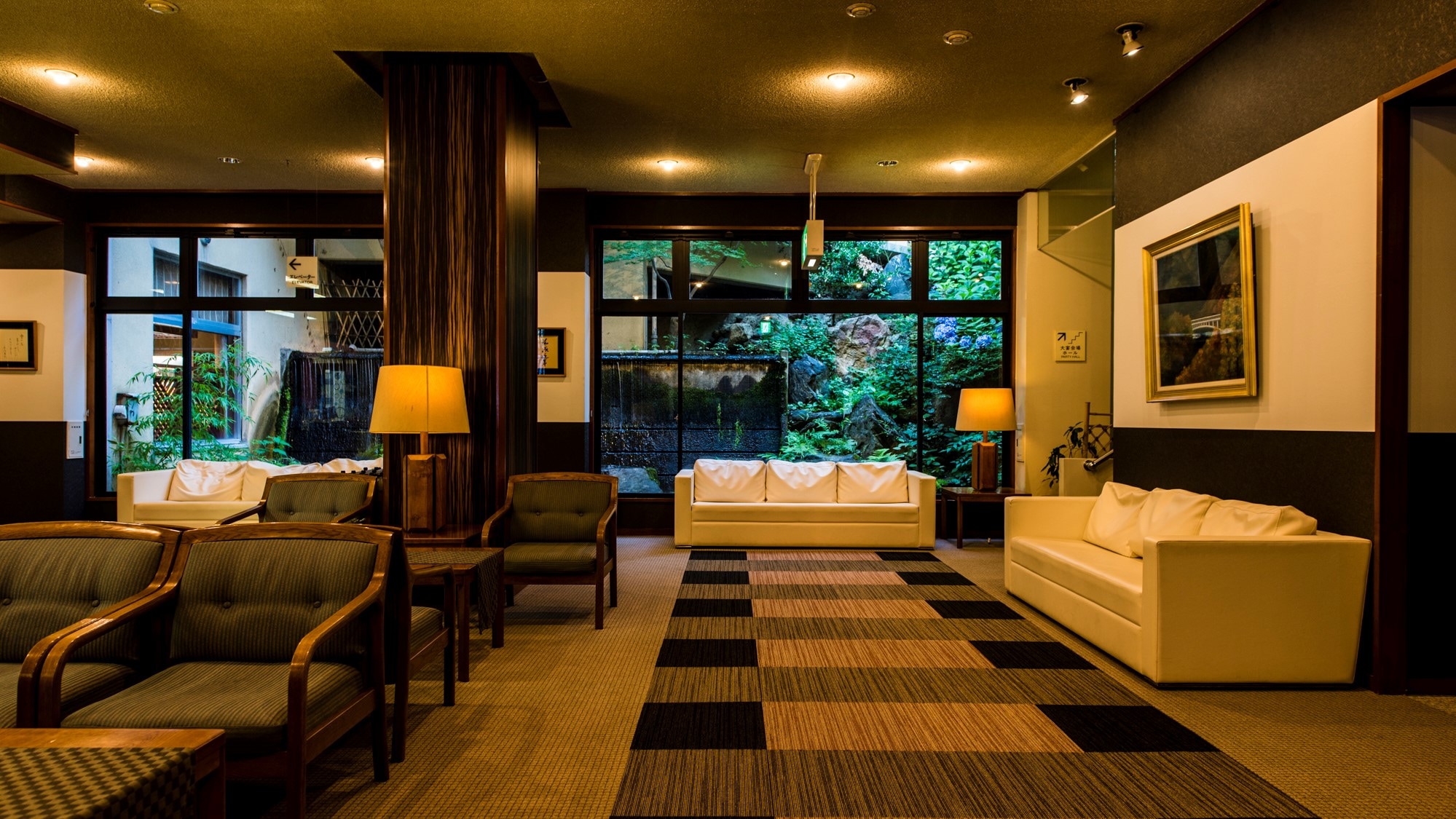 [Roby Lounge] A space with classic modern colors. Welcome drink served at check-in