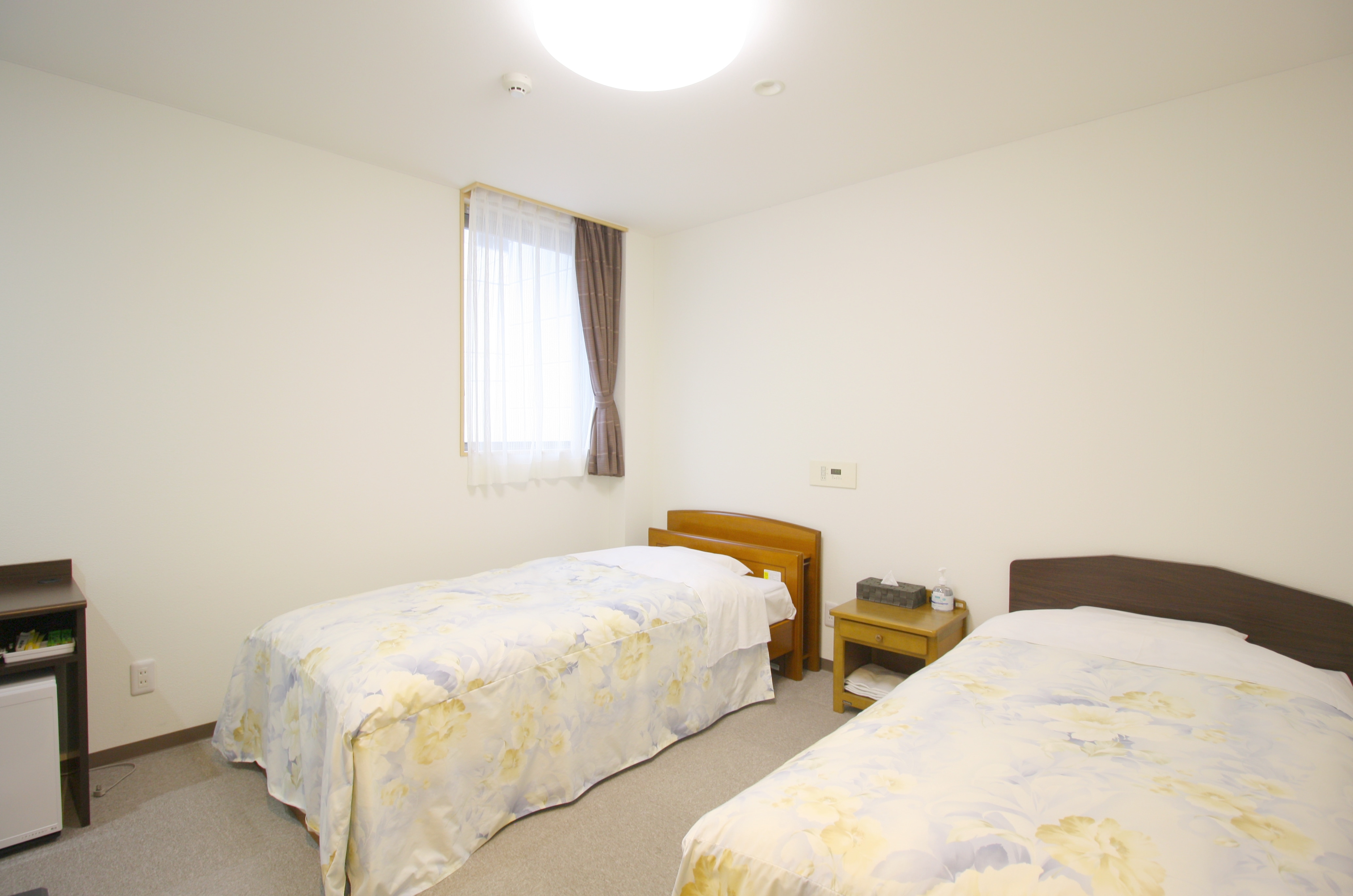 [Guest room] {Twin (non-smoking)} with unit bath/Wi-Fi available
