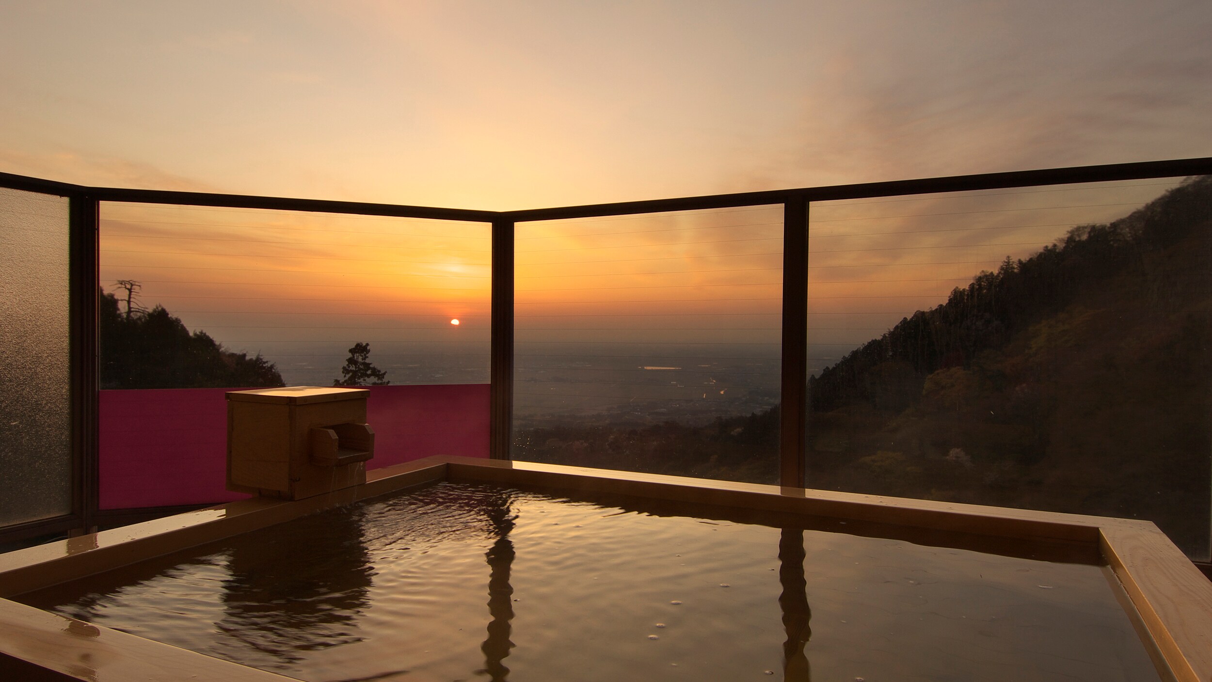 ห้องอาบน้ำสาธารณะขนาดใหญ่ตอนเช้า