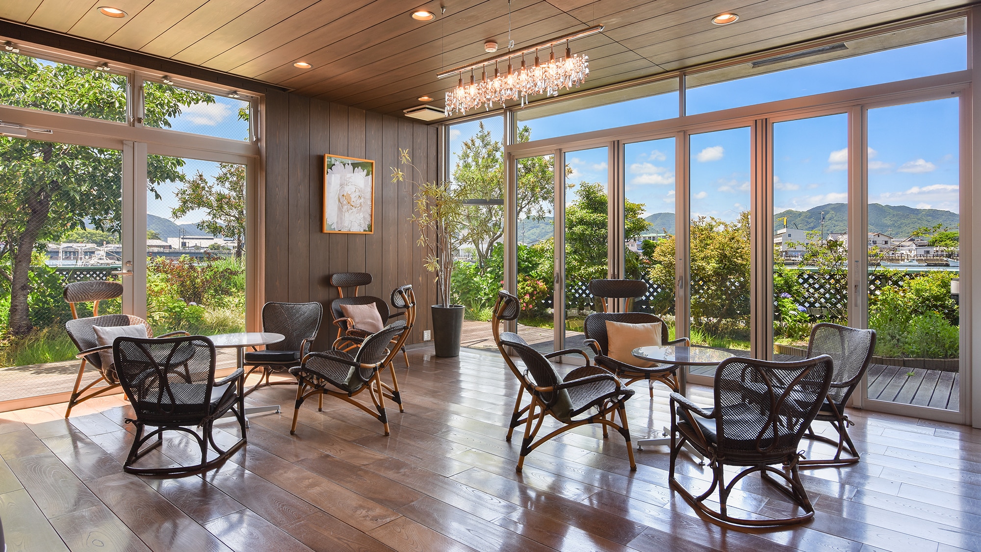 [Lounge Tsurue] A lounge in the guest room building with an open terrace. Relax while watching the changing scenery outside.