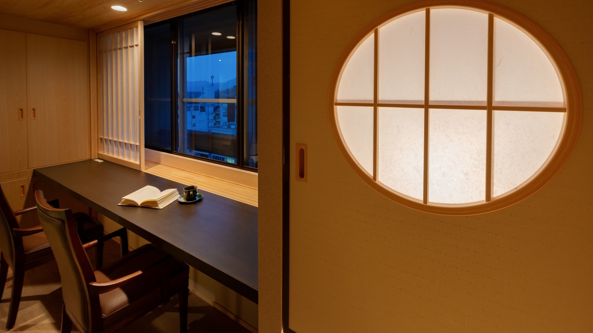 Counter seats by the window facing the train street. Have a relaxing time while looking at Kochi Castle