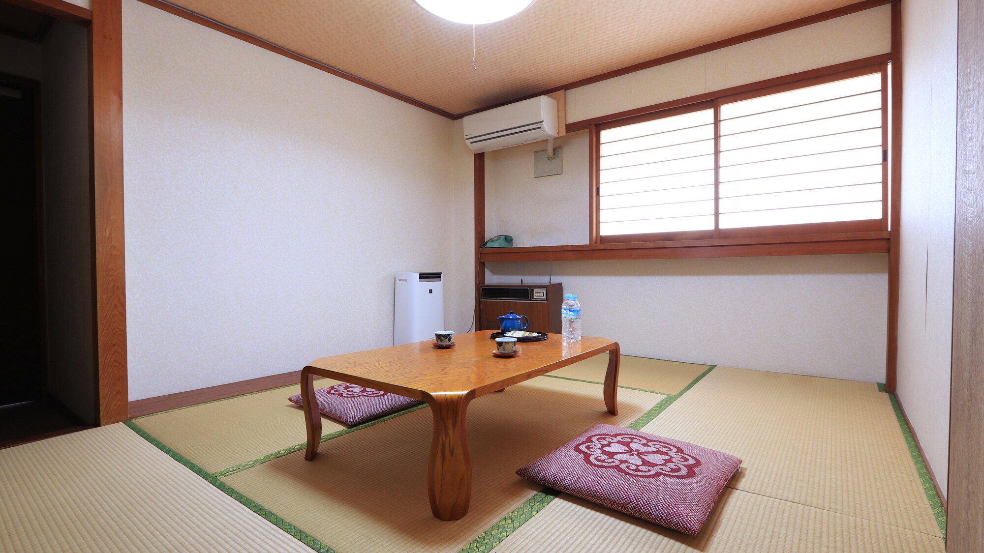 [6 tatami mats x 6 tatami mats with bathroom and toilet] Please spend your time relaxing.