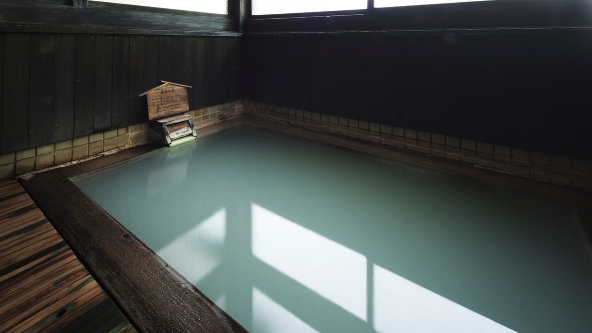 [Bathhouse-longevity hot water-]
