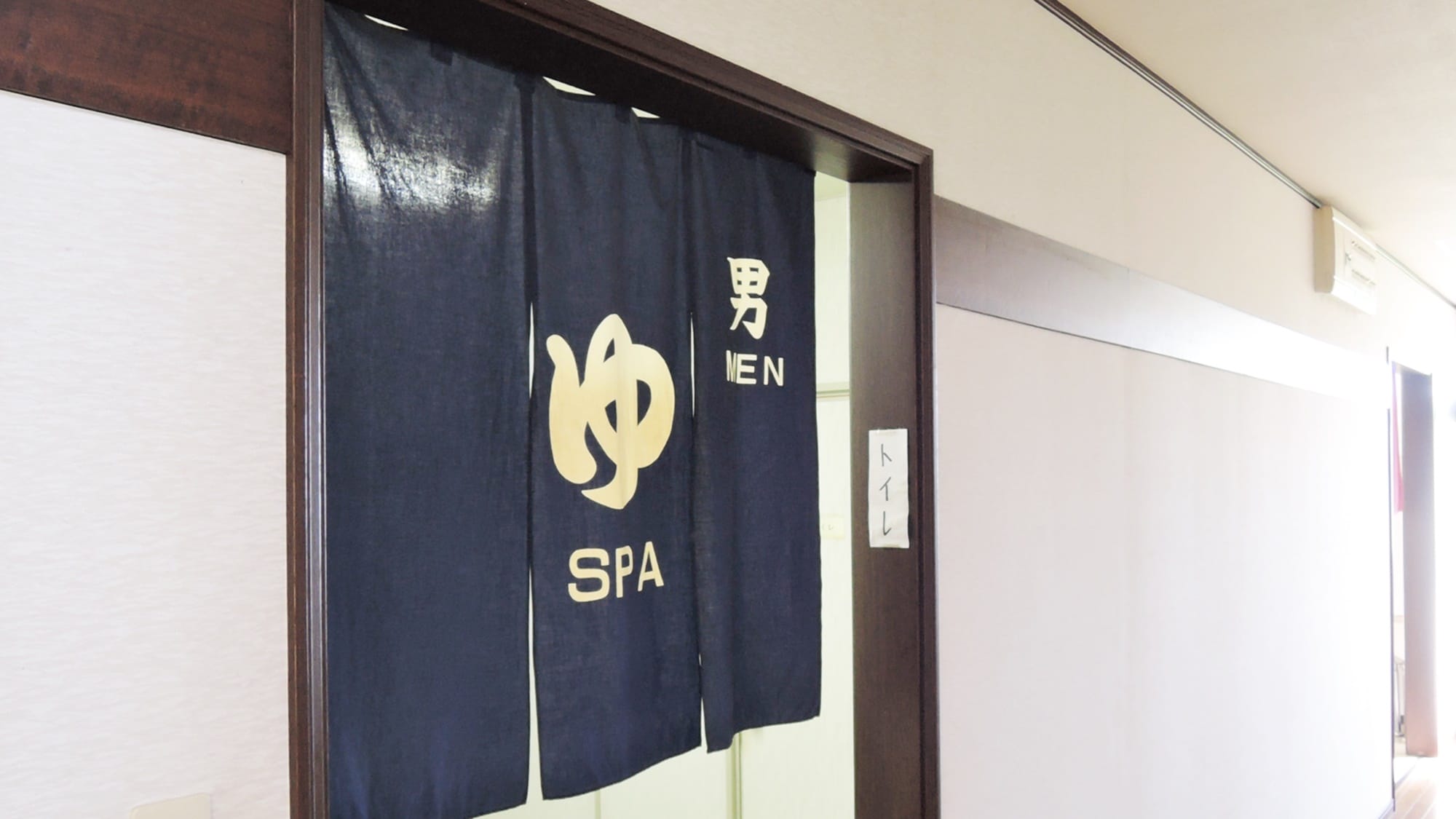 * [Large communal bath (men's bath)] There is a vending machine near the entrance, so please take a bath!