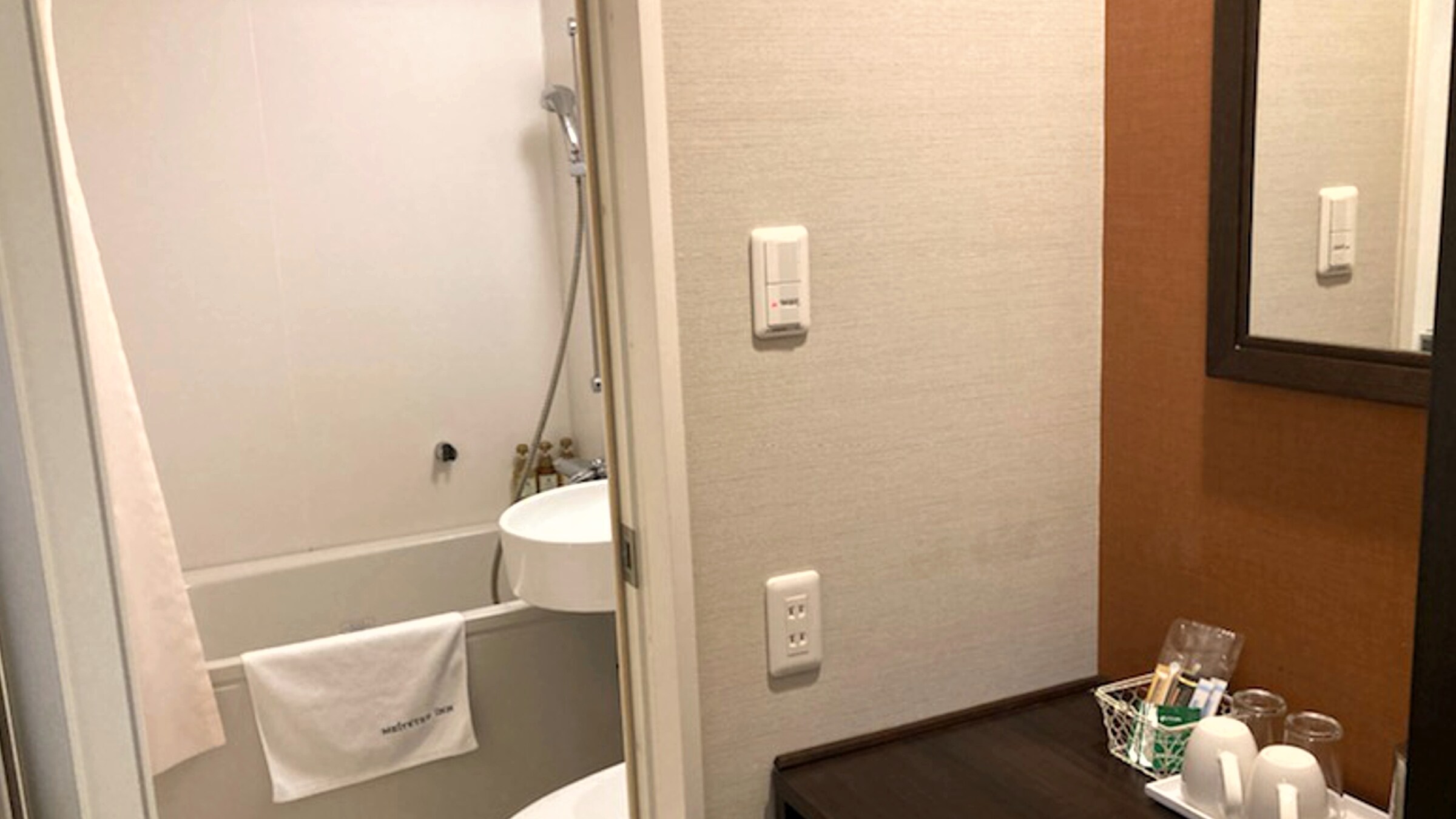 Moderate twin unit bath