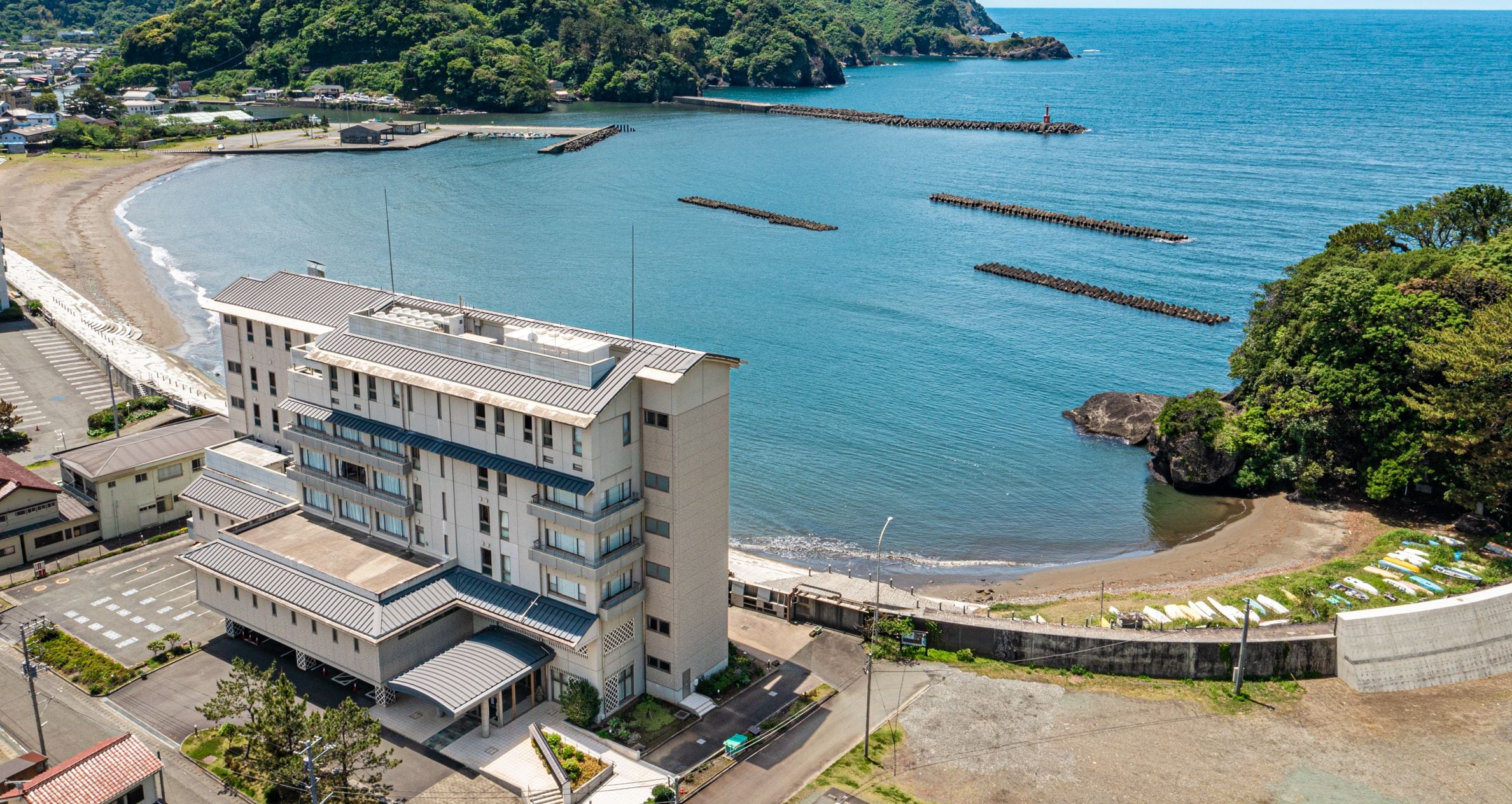Matsuzakiso 就位於海灘前面。淺海使得這裡非常適合夏季家庭旅行。