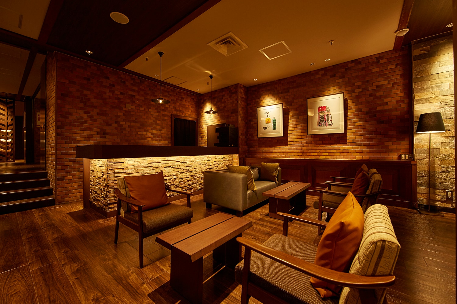 [Lobby Lounge] 9:00-21:00: If you wish to go out late at night, please inform the front desk staff.