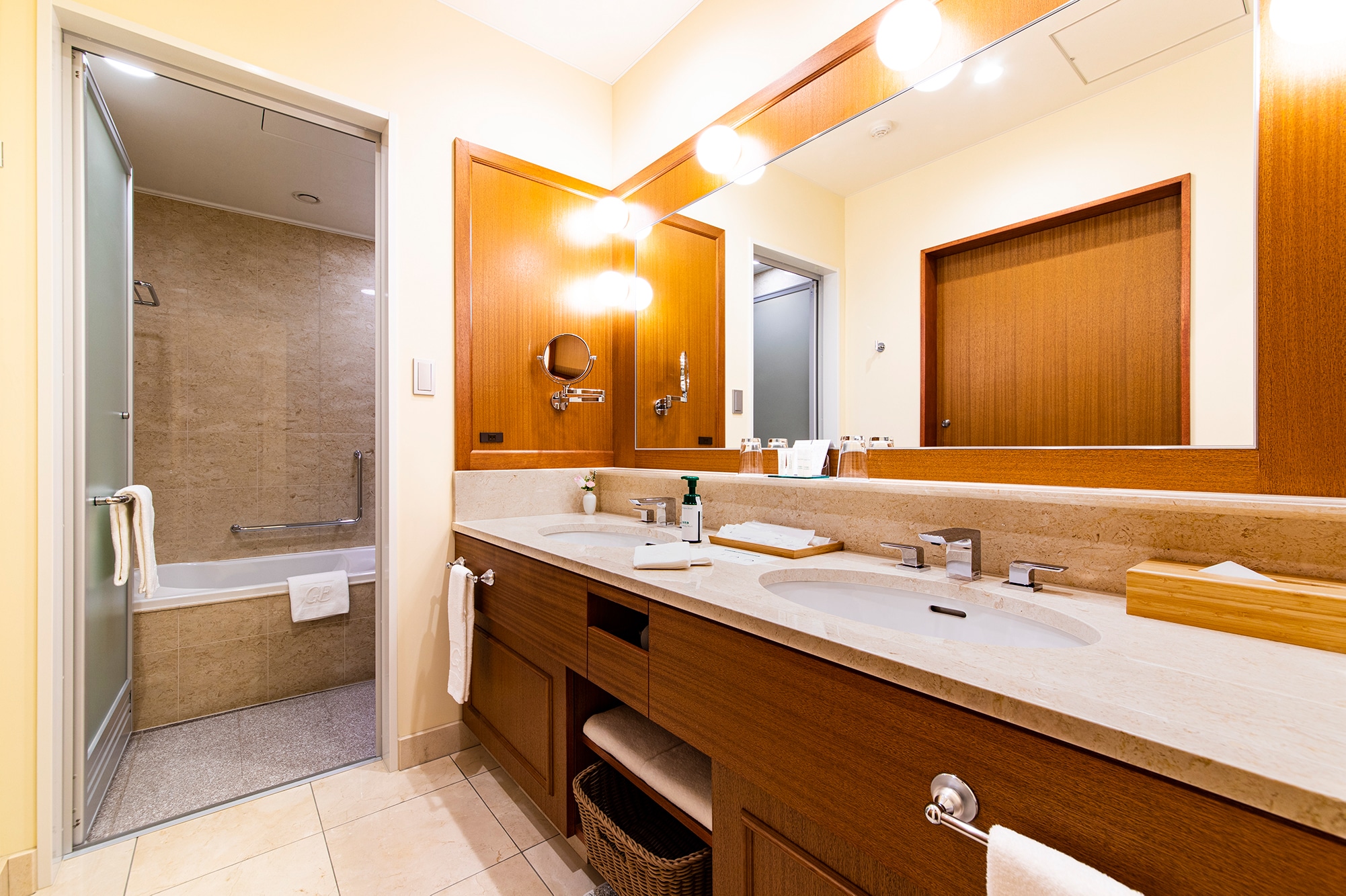 Washbasin (twin room)