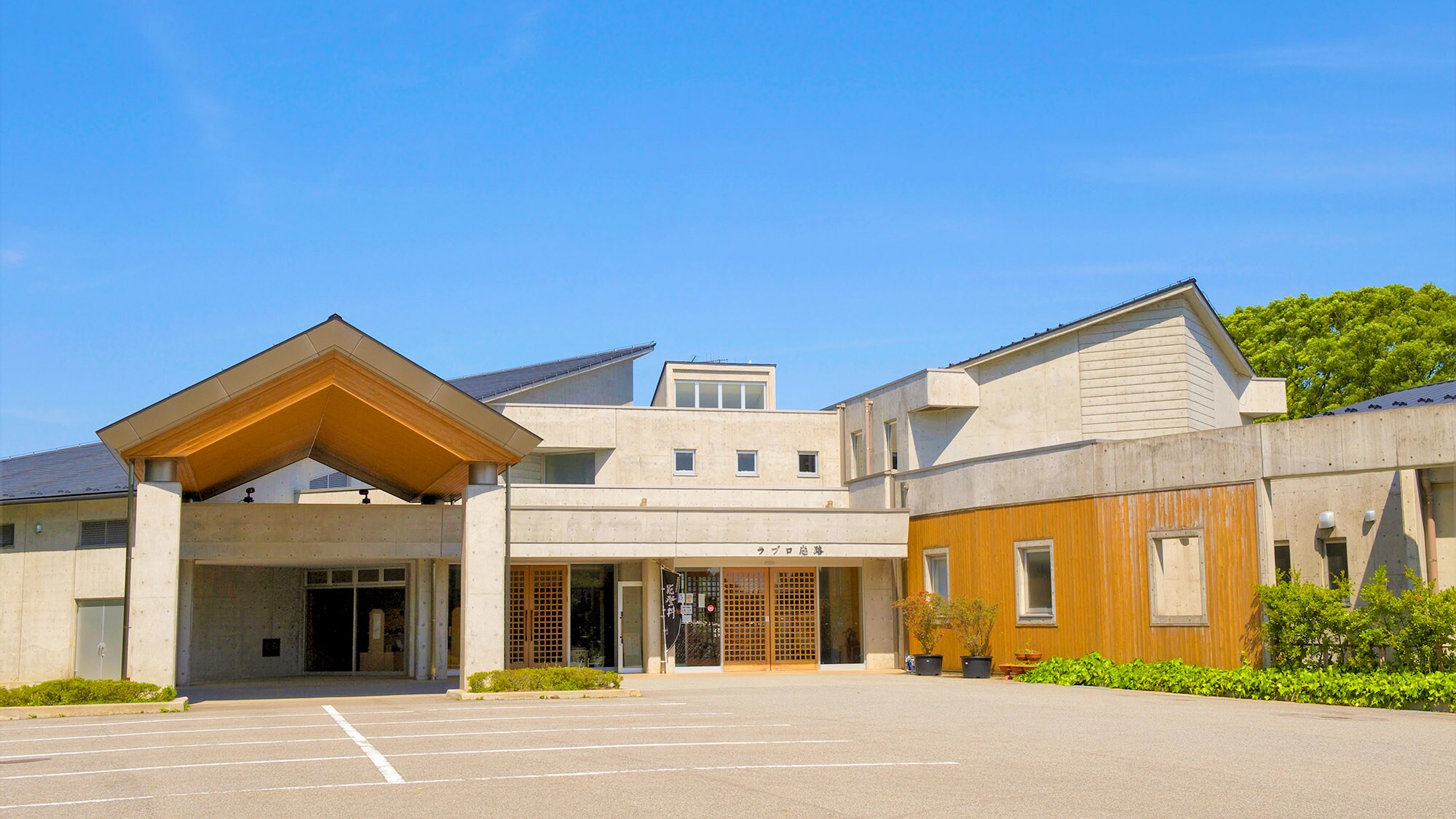 ・Exterior of facility: The inn is built on a hill surrounded by the sea.