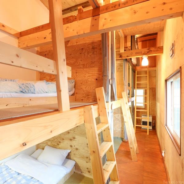 Male-only dormitory. It is made so that there is room for large luggage.
