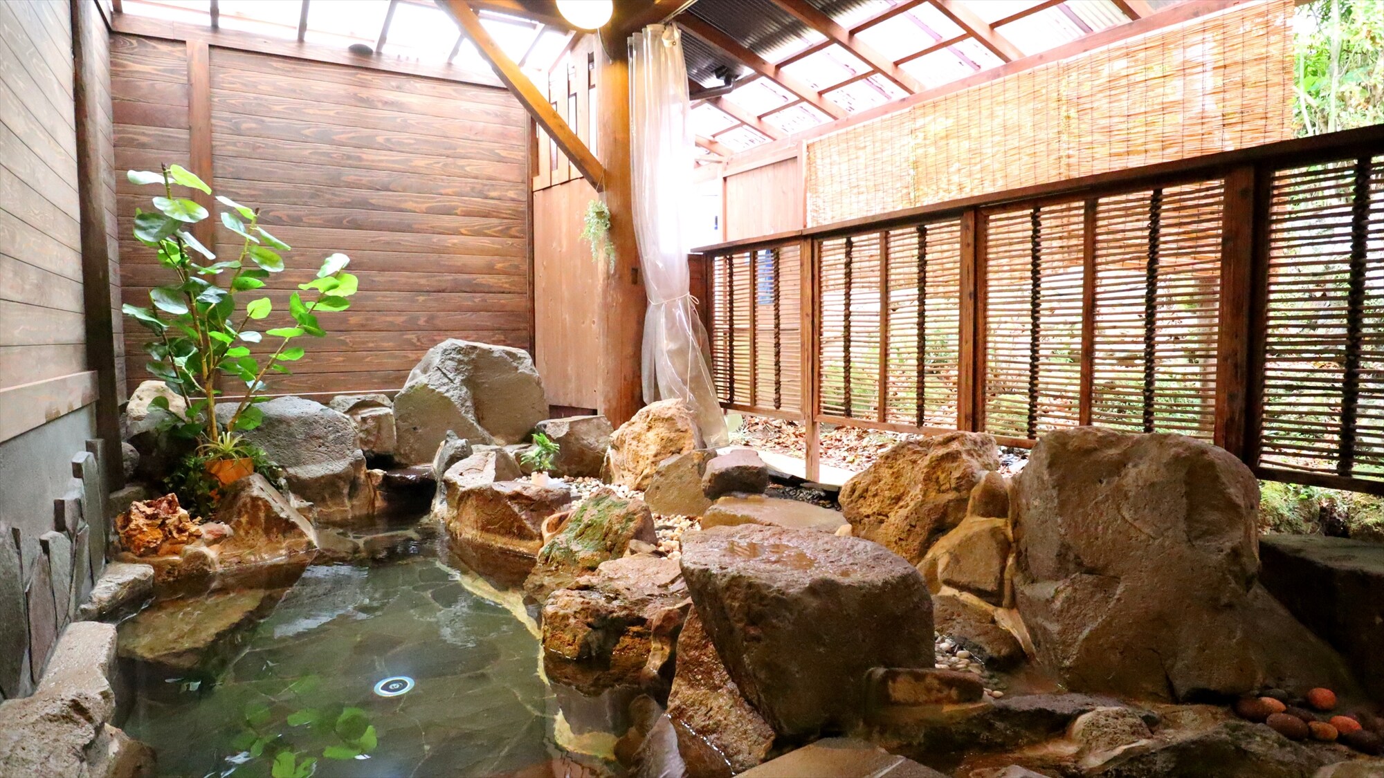 Một bồn tắm yên tĩnh hướng ra núi. Nó có cùng kích thước với bờ sông và có thể thoải mái chứa năm hoặc sáu người.