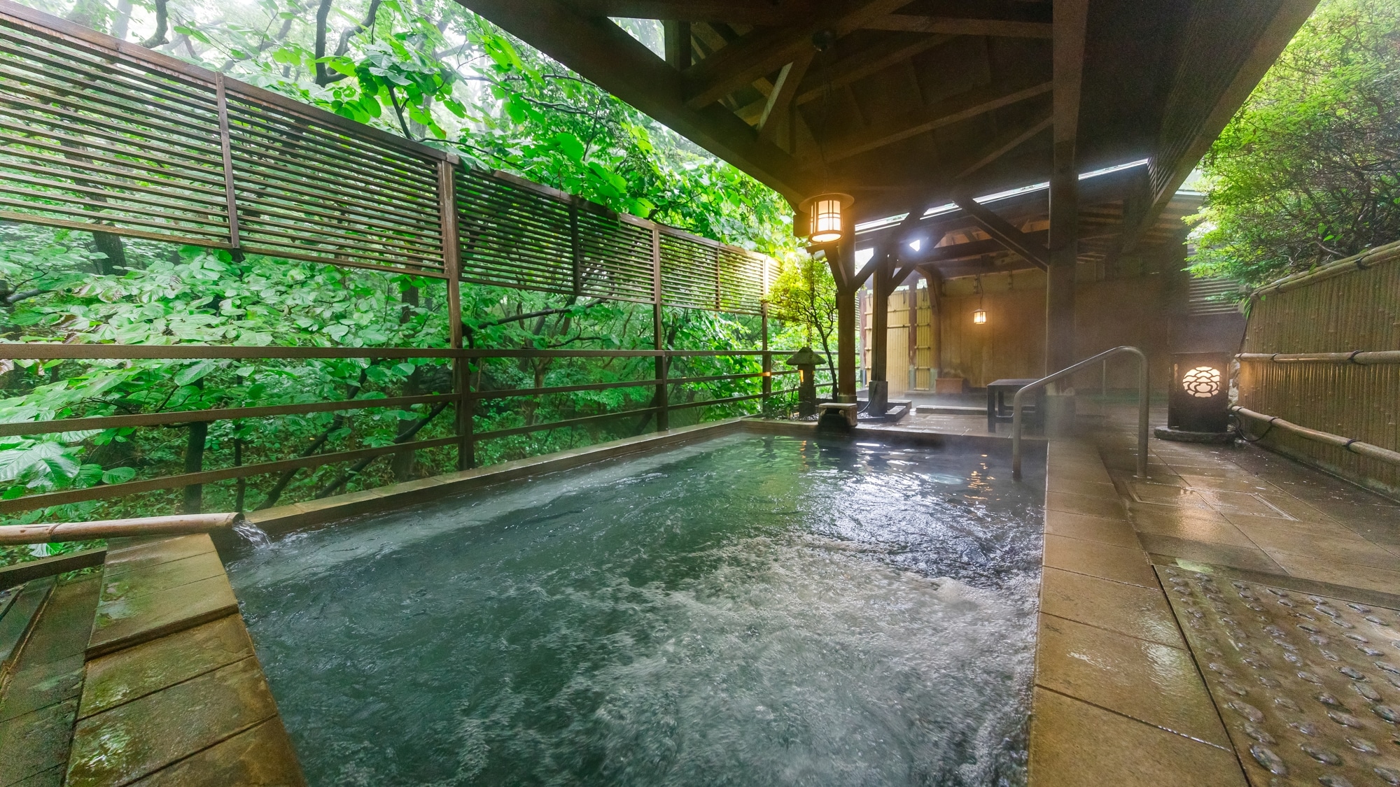 这个露天浴池周围绿树成荫，水源直接取自那须著名的地藏温泉。