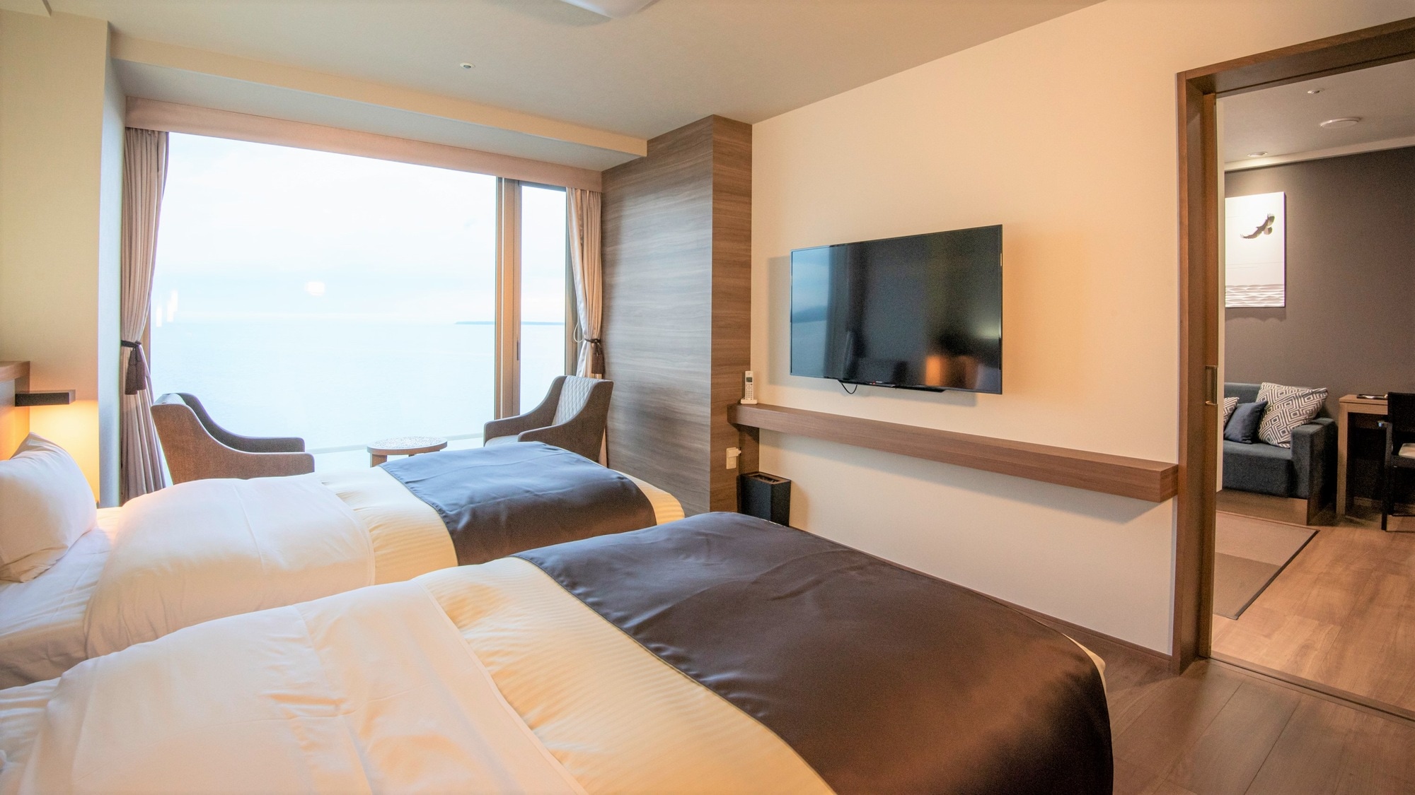 [湖边和日落边]度假套房/宽敞的度假套房由客厅和卧室组成（图片）