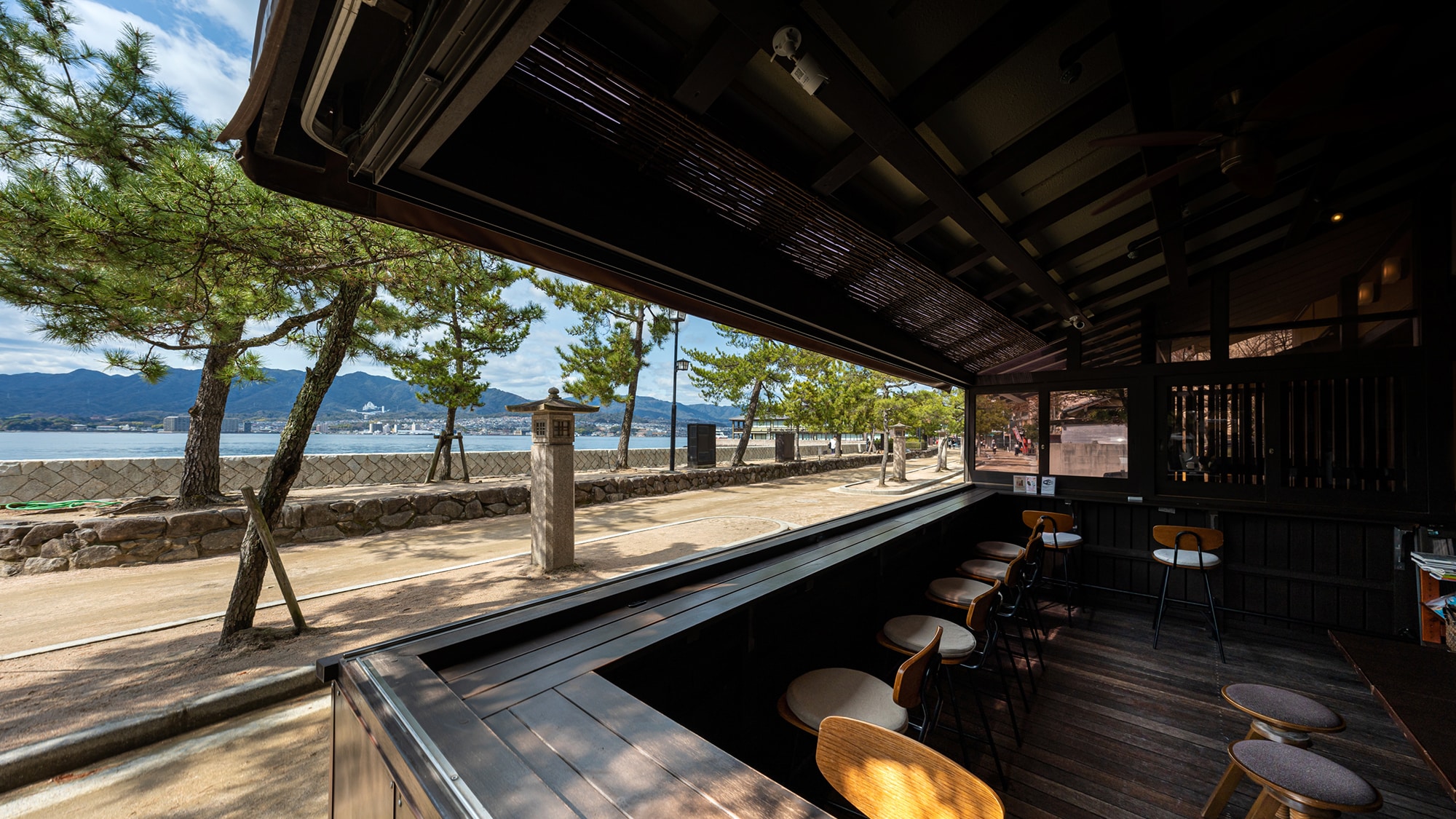 [Seaside Terrace] Soft sunlight filtering through the trees and sea breeze.