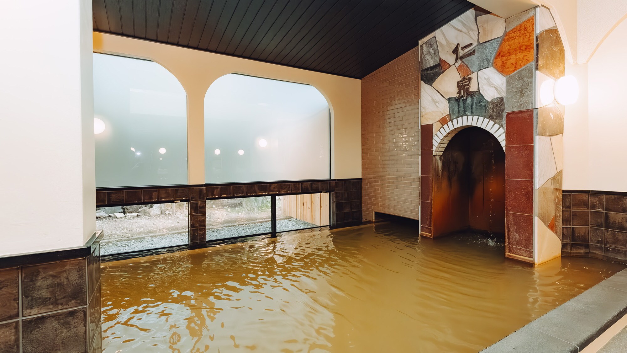 [อ่างอาบน้ำขนาดใหญ่ทากิยุ] ตามชื่ออ่างอาบน้ำ "น้ำร้อนสีทอง" ตกลงไปในอ่างอาบน้ำเหมือนน้ำตก (ชายและหญิงสลับกัน)