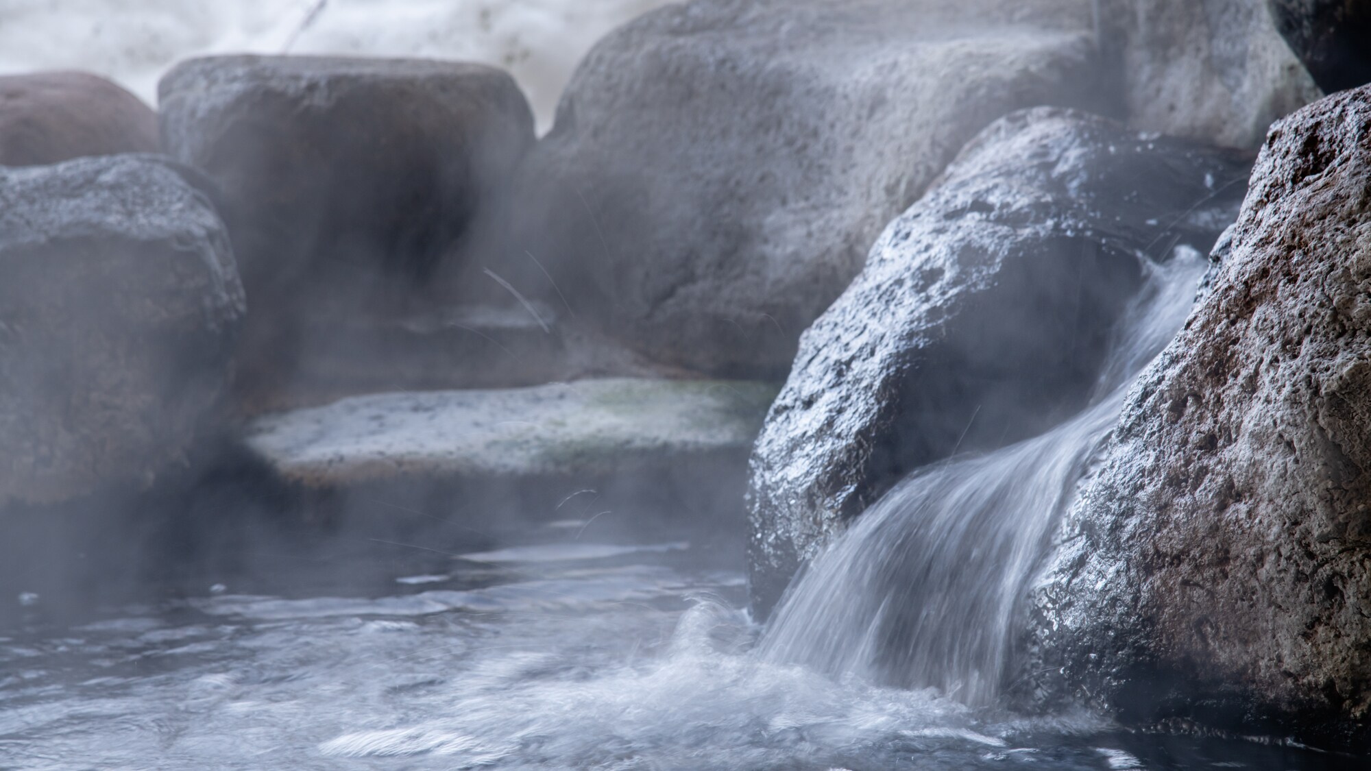 **[Open-air bath/Men's bath] Natural hot spring water containing moisturizing metasilicic acid and weak alkali, making it gentle on the skin.