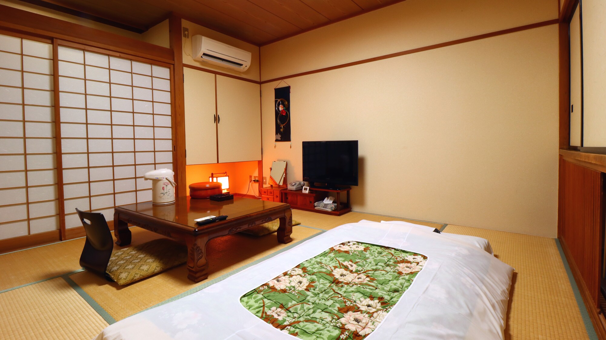 # [Kamar bergaya Jepang 8 tatami] Kamar bergaya Jepang yang menenangkan. Silakan rentangkan sayap Anda dan bersantailah.