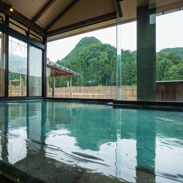 從室內浴池看到的松岳