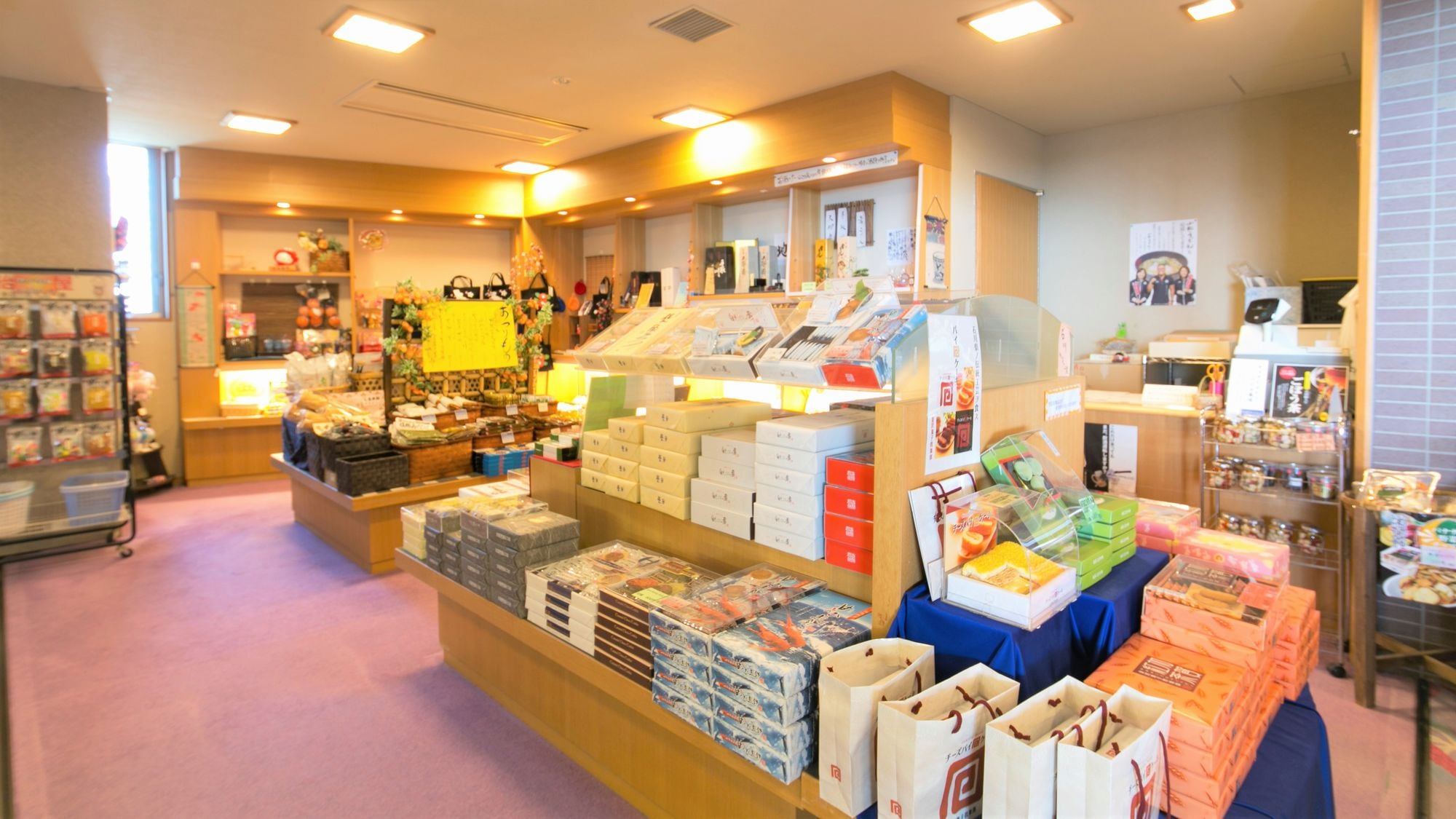 [商店] 经营各种食品、糕点、北陆地区独有的商品。这是您旅途中的美好纪念品。 *图片仅供参考。