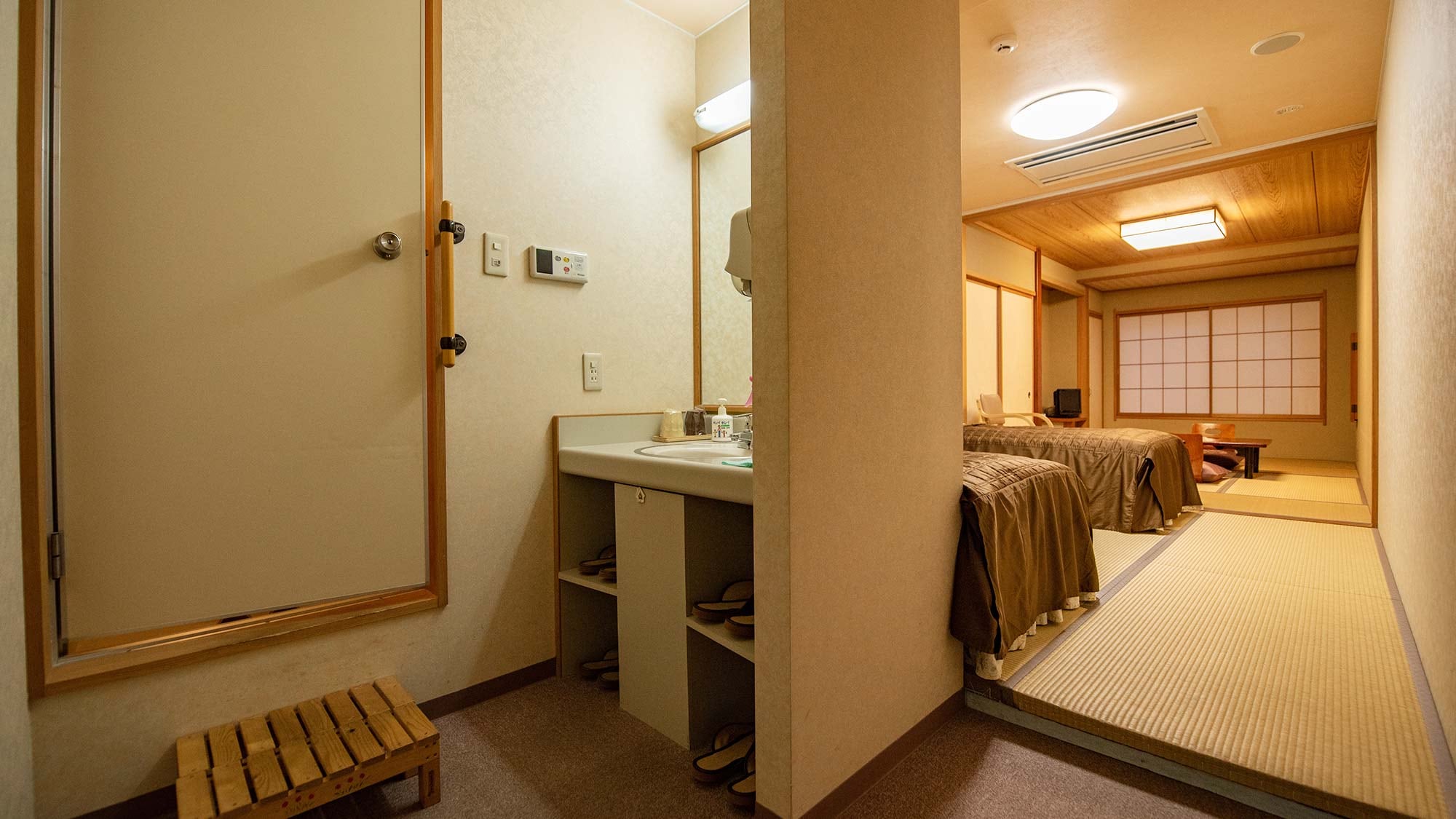 ・ Barrier-free room "Kizuna no Ma" Japanese-style room 7.5 tatami mats + bedroom 6 tatami mats