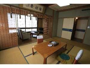 We offer Japanese-style rooms with scenic views, including rooms with private hot spring baths and Western-style rooms. You can enjoy the changing seasons on the mountains across the river.