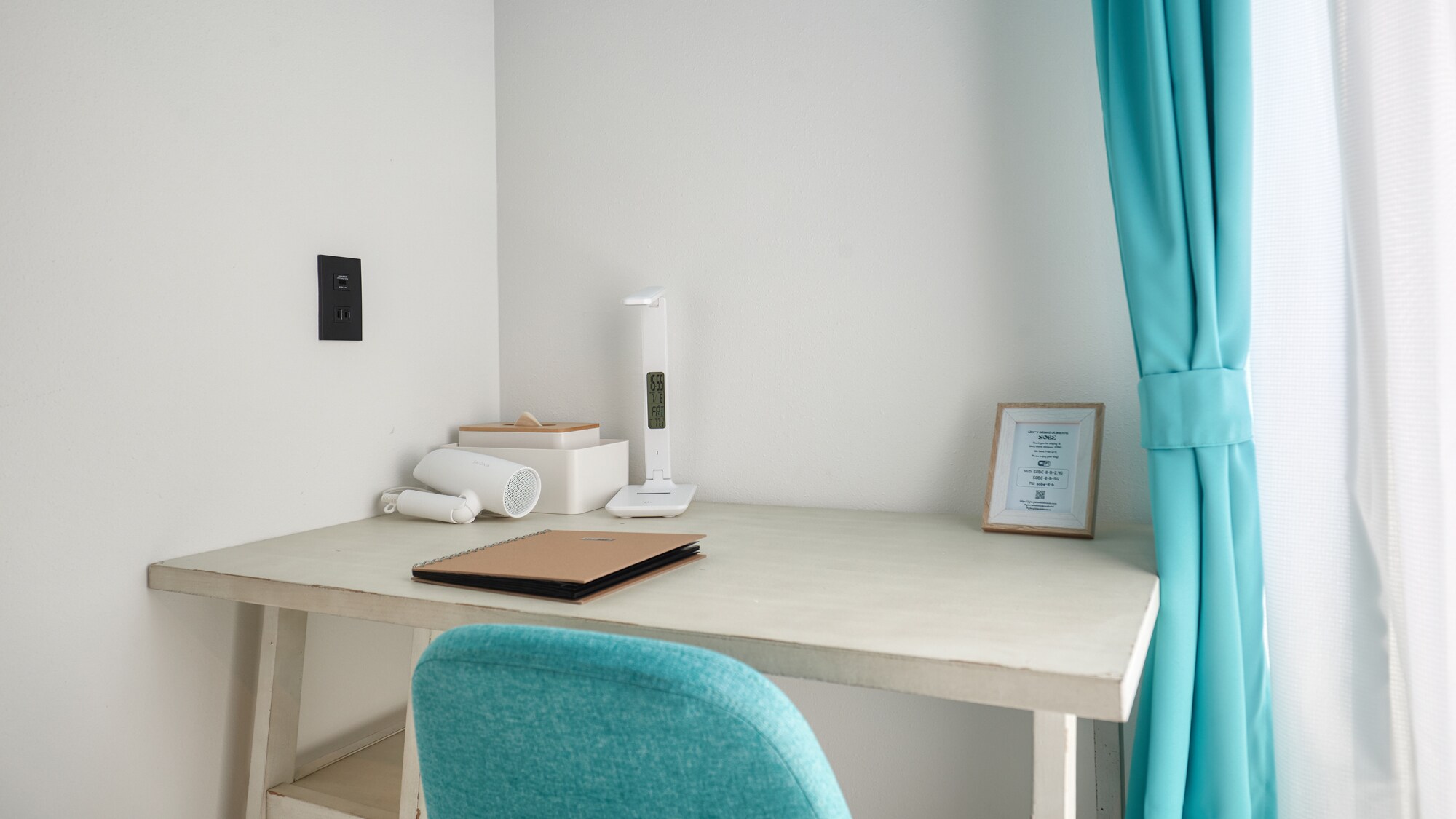 기능적인 책상과 의자를 준비. 컴팩트하면서도 사용하기 쉬운 책상 주위.