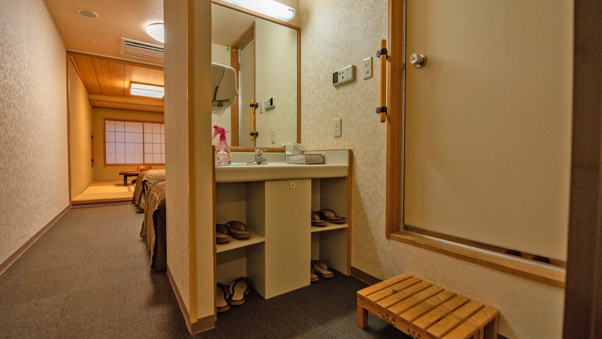 ・ Barrier-free room "Kizuna no Ma" Japanese-style room 7.5 tatami mats + bedroom 6 tatami mats