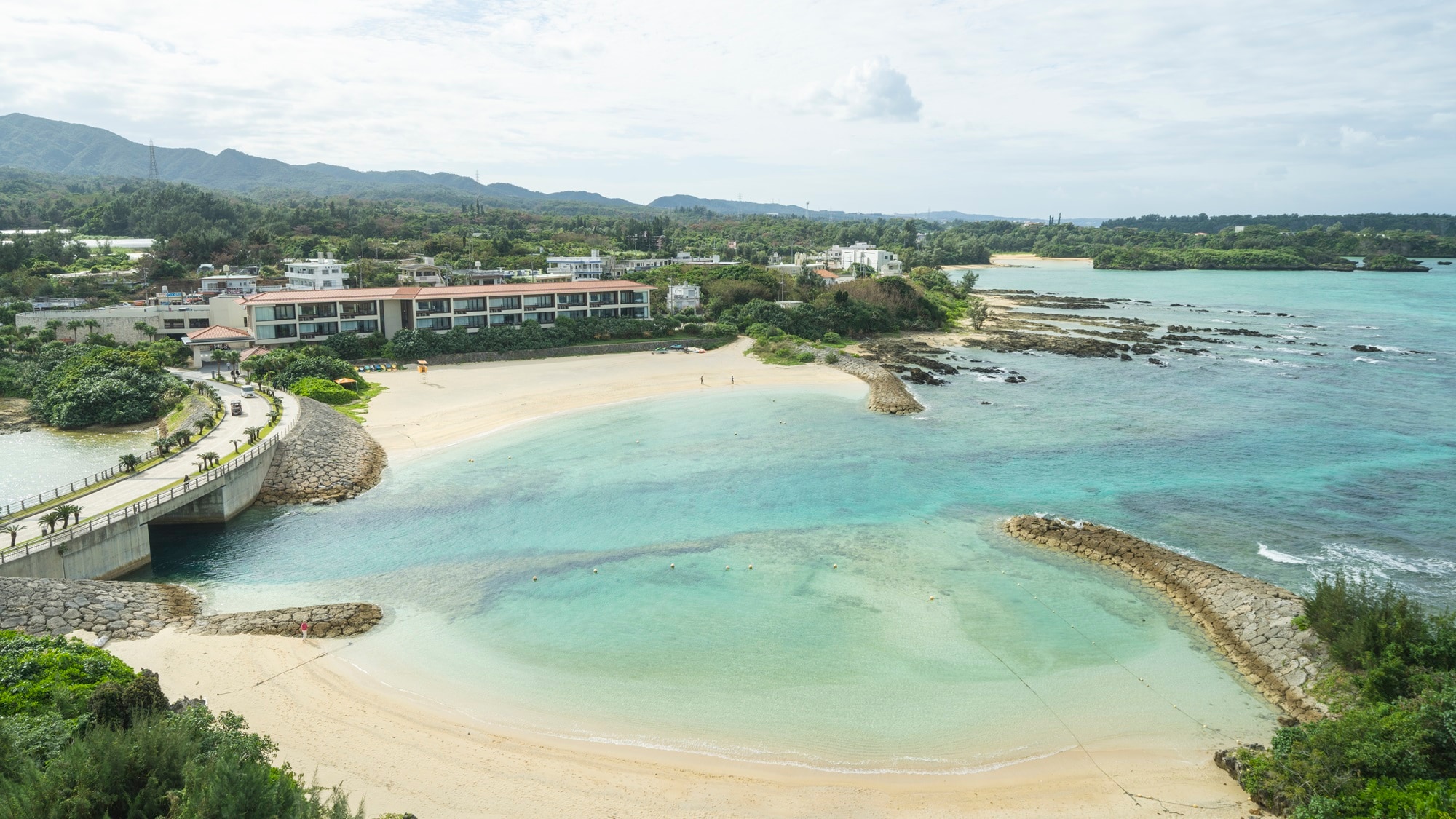 <Lagoon view> Comes with an open-air balcony overlooking the shallow waters (lagoon) that stretch out along the west coast in the direction of Cape Manzamo.