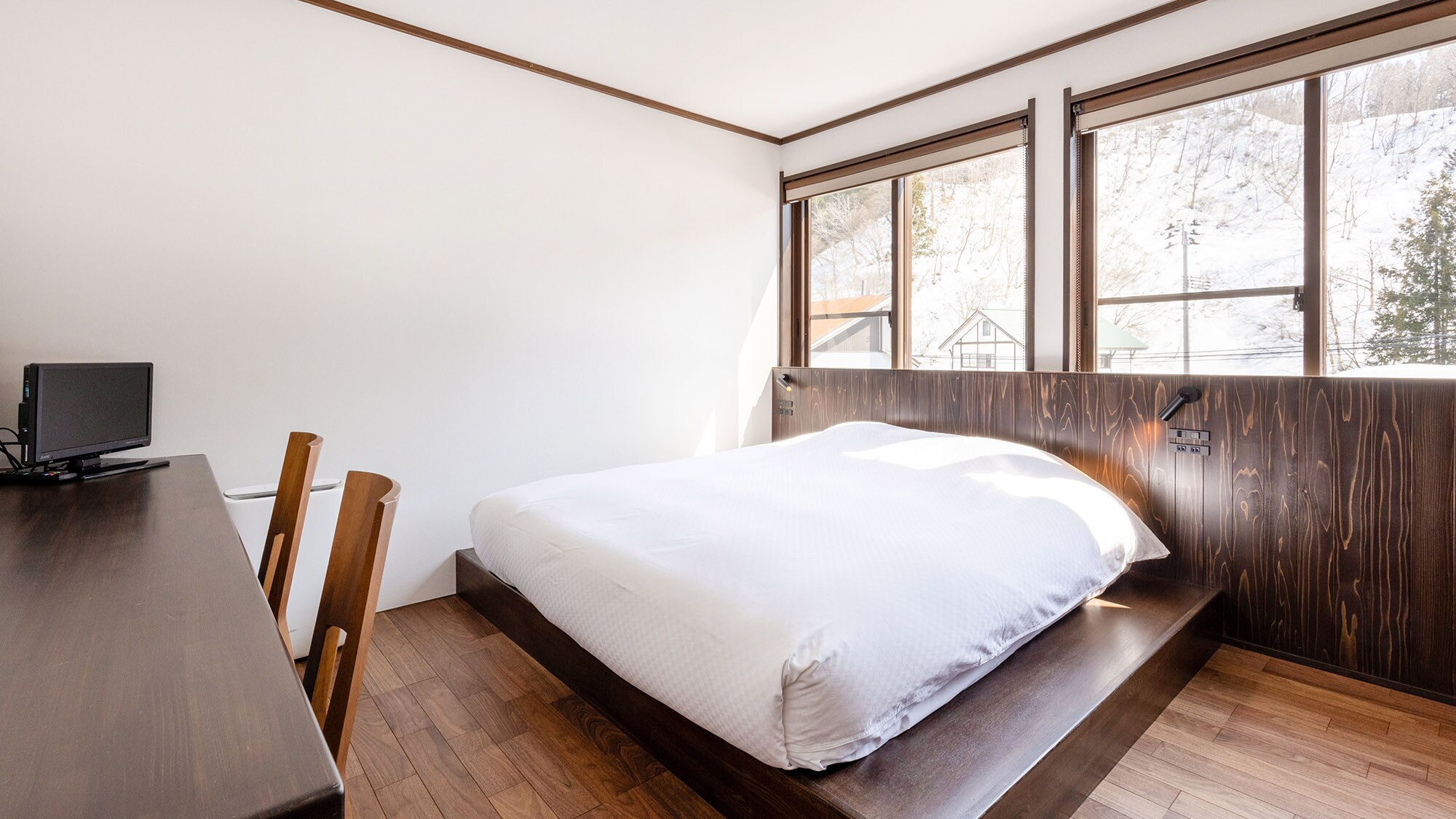 ・Room D: One Simmons king-sized bed