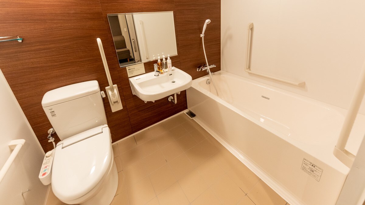 A spacious unit bath.