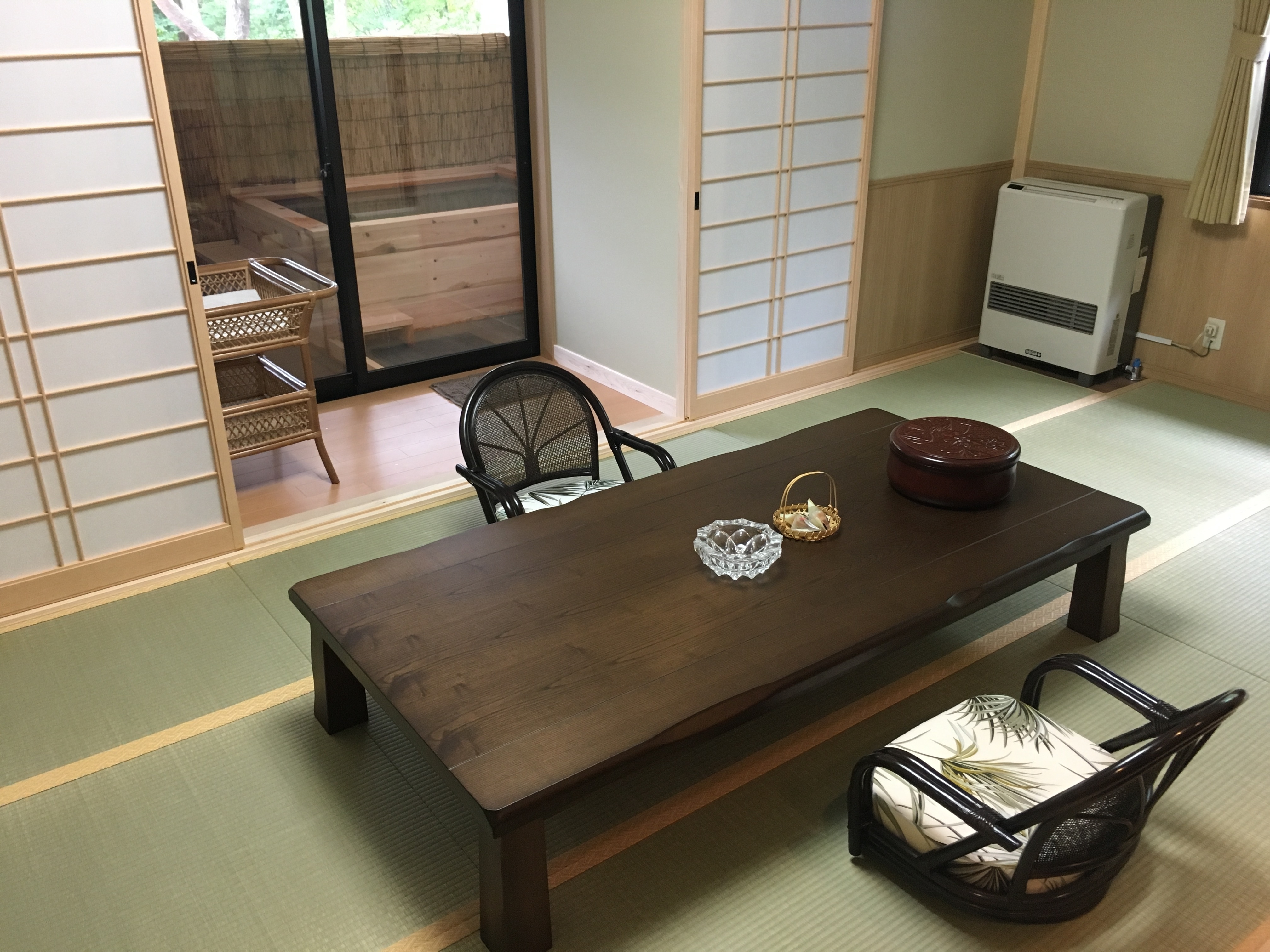 Special Japanese-Western room, 9 tatami Japanese-style room [15.5m2 semi-open-air bath, rain and snow OK, thatched cypress bath]