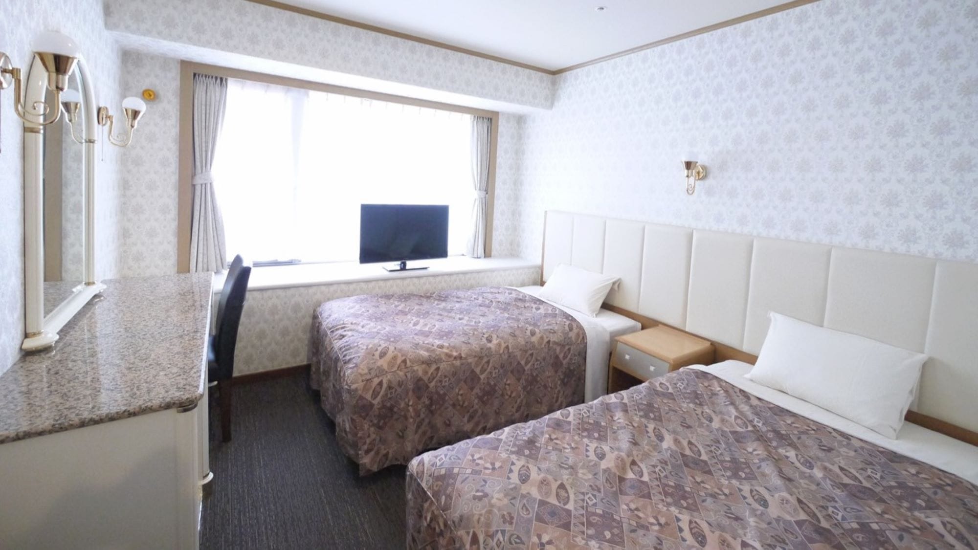 [Standard Twin] Dua tempat tidur dengan lebar 110 cm dipasang di kamar seluas 21 meter persegi.