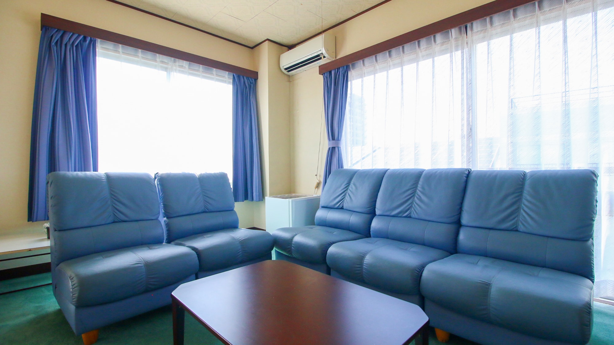 #Two rooms connected together (10 tatami mats + 6 tatami mats) There is also a sofa in the room. Please relax and unwind.