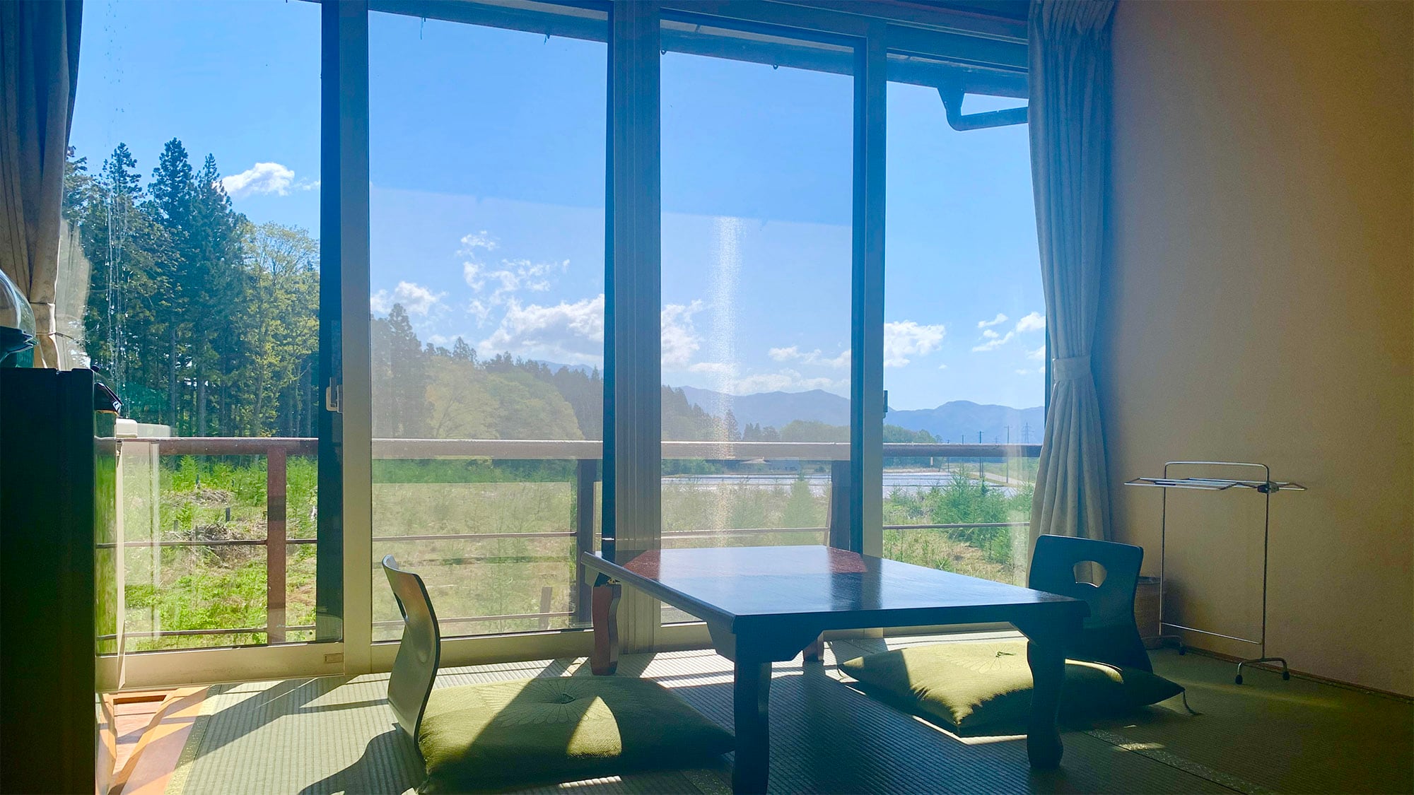 ・ [Guest room] Relax and enjoy the view of the rich nature from the wide windows
