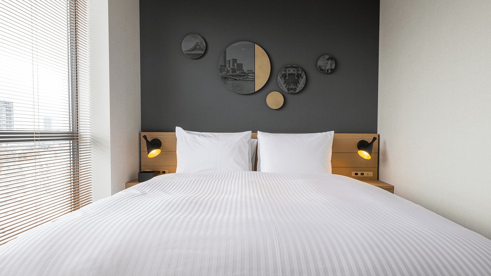 [Comfort Double] A room with a desk with a spacious queen bed.
