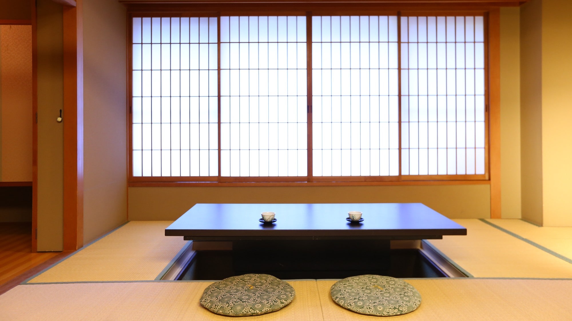 ◇ [Hydrangea/Waterfall View] A special room with a sukiya-style design overlooking the pond garden. Relax while listening to the sound of the waterfall.