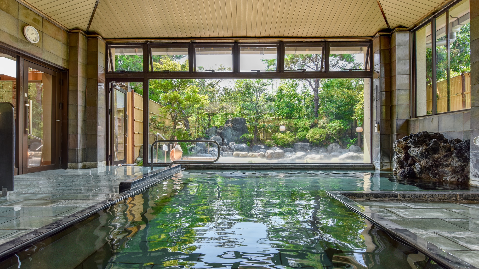 *[Large public bath] The 100% natural hot spring water is effective for beautiful skin, muscle fatigue, neuralgia, rheumatism, etc.