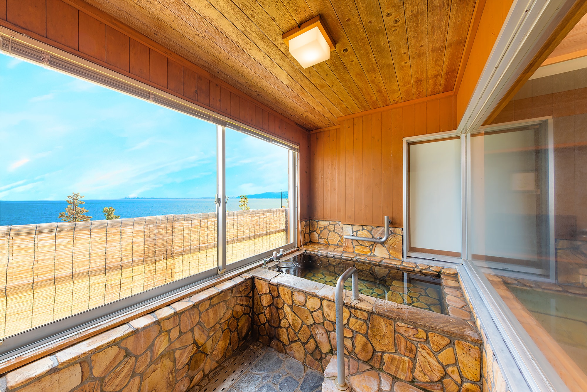 Limited to the sea side! Japanese-style room with semi-open-air bath (non-smoking)
