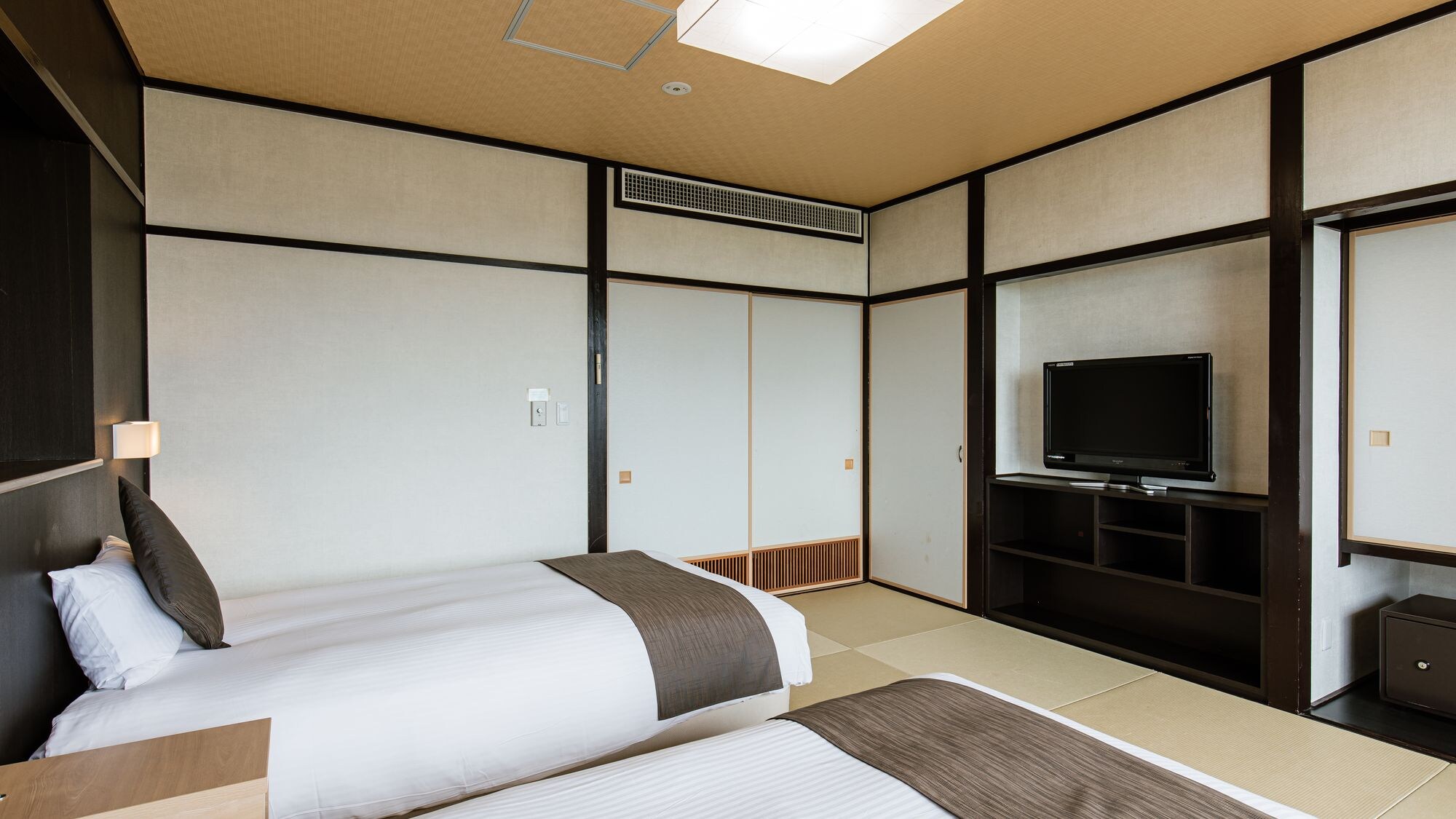 Japanese-style twin room [33 square meters] Up to four people can stay with a futon at the foot of the room.