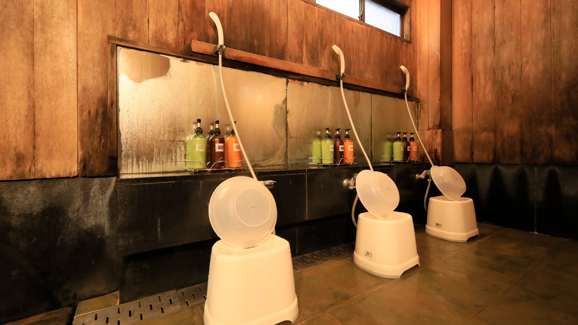 [Women's bath] The hot spring is on the smaller side, and there are only three washing stations (showers).