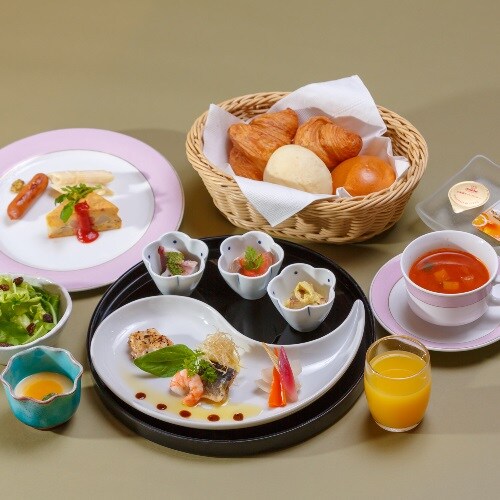 [Sarapan: Makanan Barat] Untuk makanan Barat, tersedia roti hangat dan mangkuk kecil. Pilih dari hidangan Jepang dan Barat untuk setiap orang.